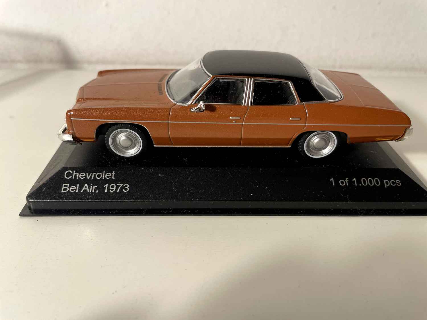Chevrolet Bel Air brązowy z czarnym dachem z 1973 roku
