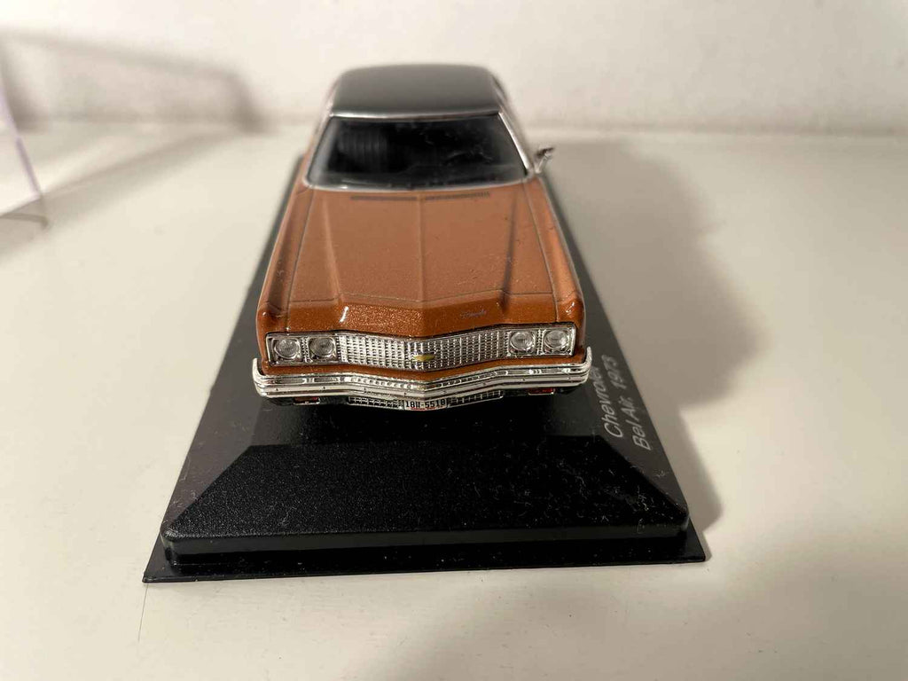 Chevrolet Bel Air Castanho com Teto Preto de 1973