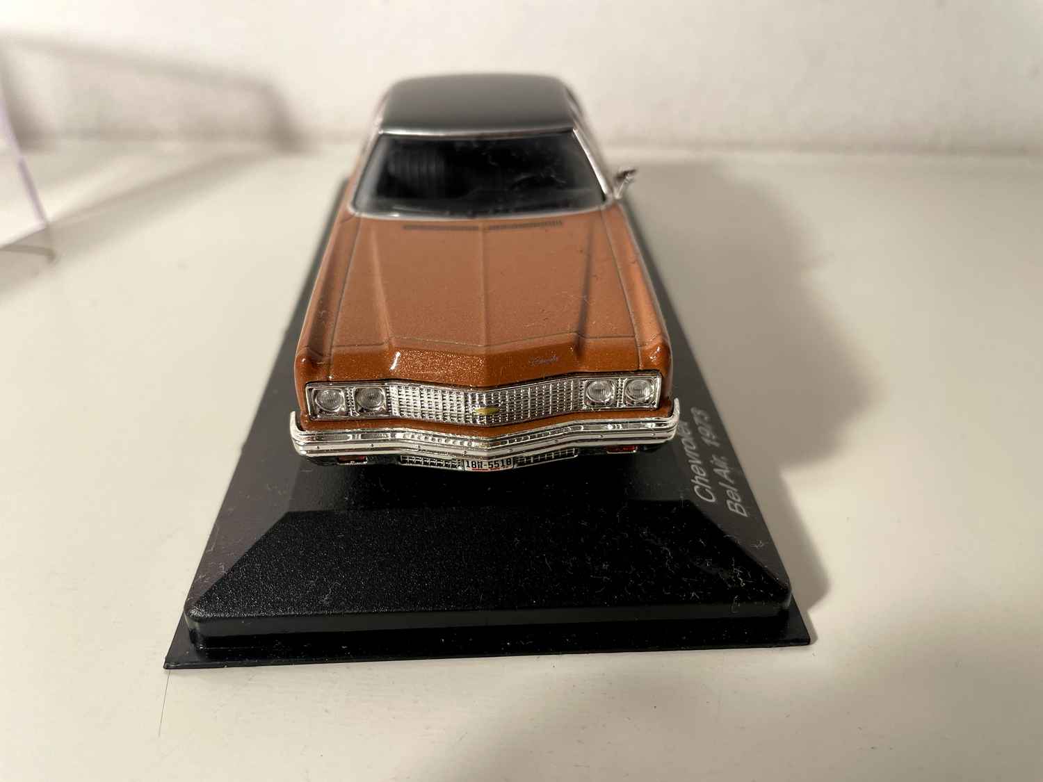 Chevrolet Bel Air brązowy z czarnym dachem z 1973 roku