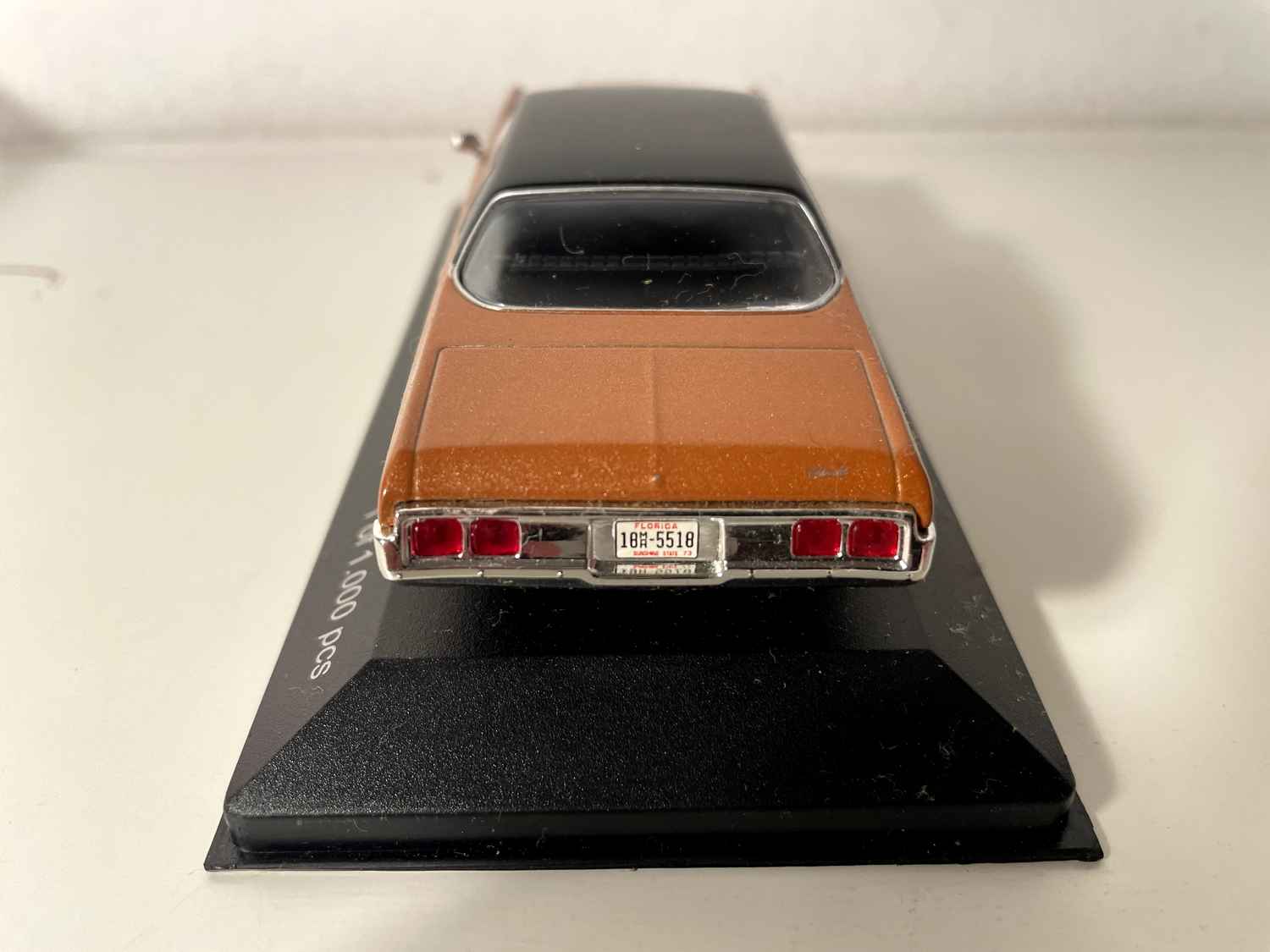 Chevrolet Bel Air brązowy z czarnym dachem z 1973 roku