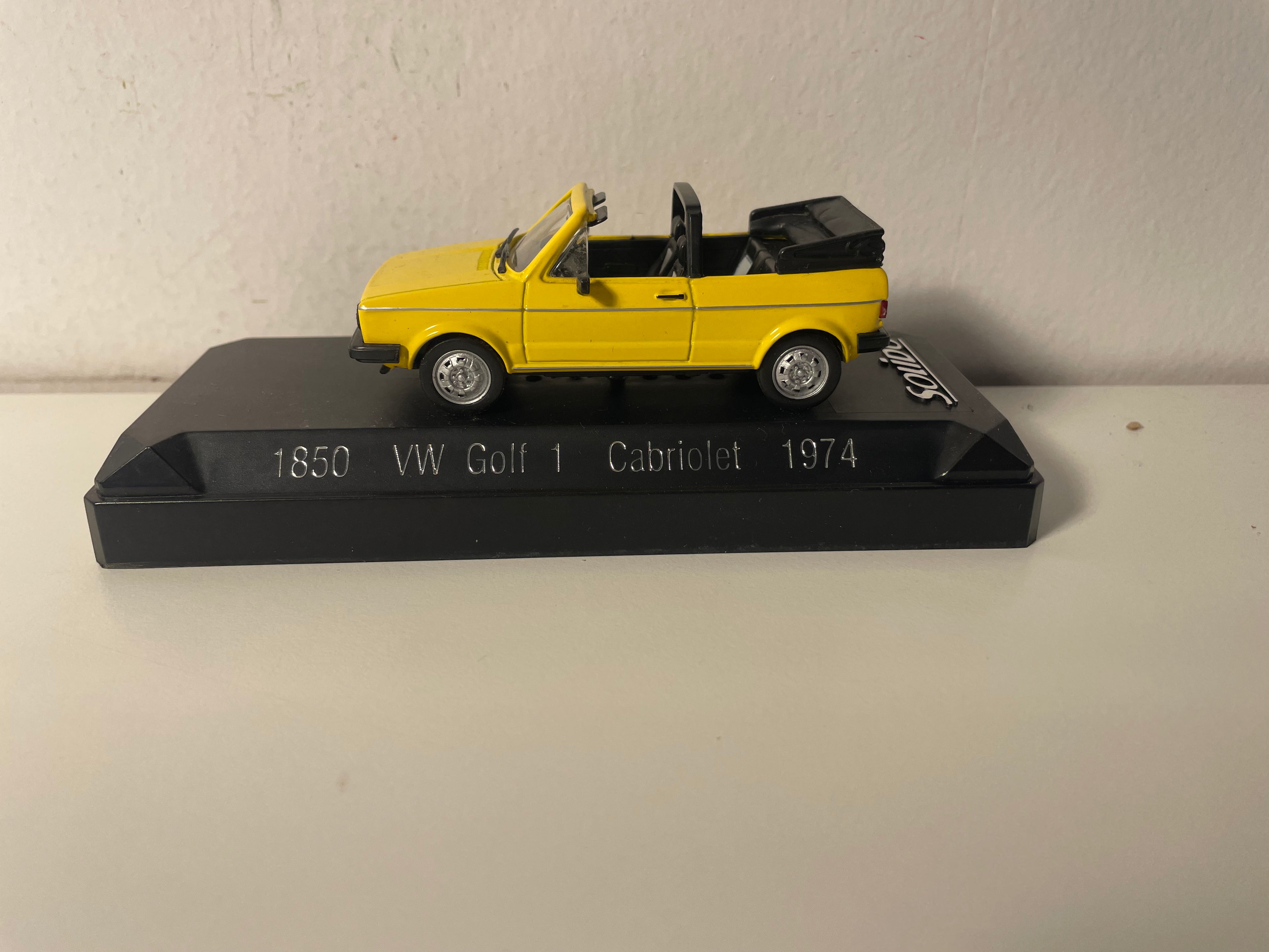 Volkswagen Golf 1 cabriolet żółty z 1974 - Solido referencja 1850