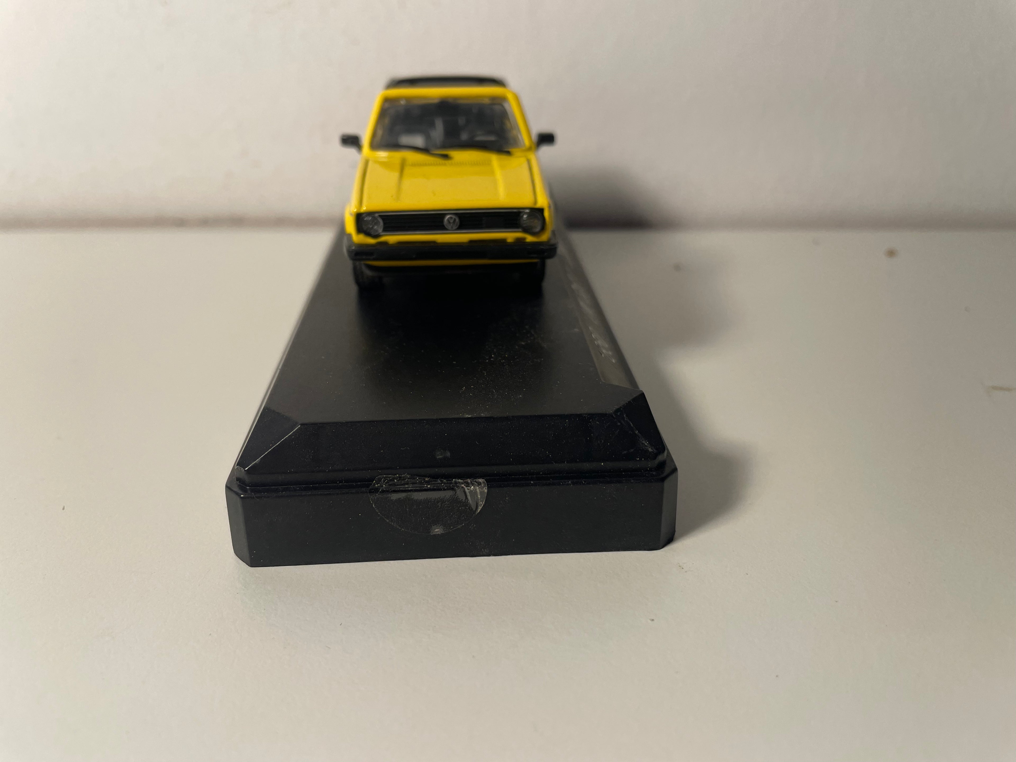 Volkswagen Golf 1 cabriolet żółty z 1974 - Solido referencja 1850