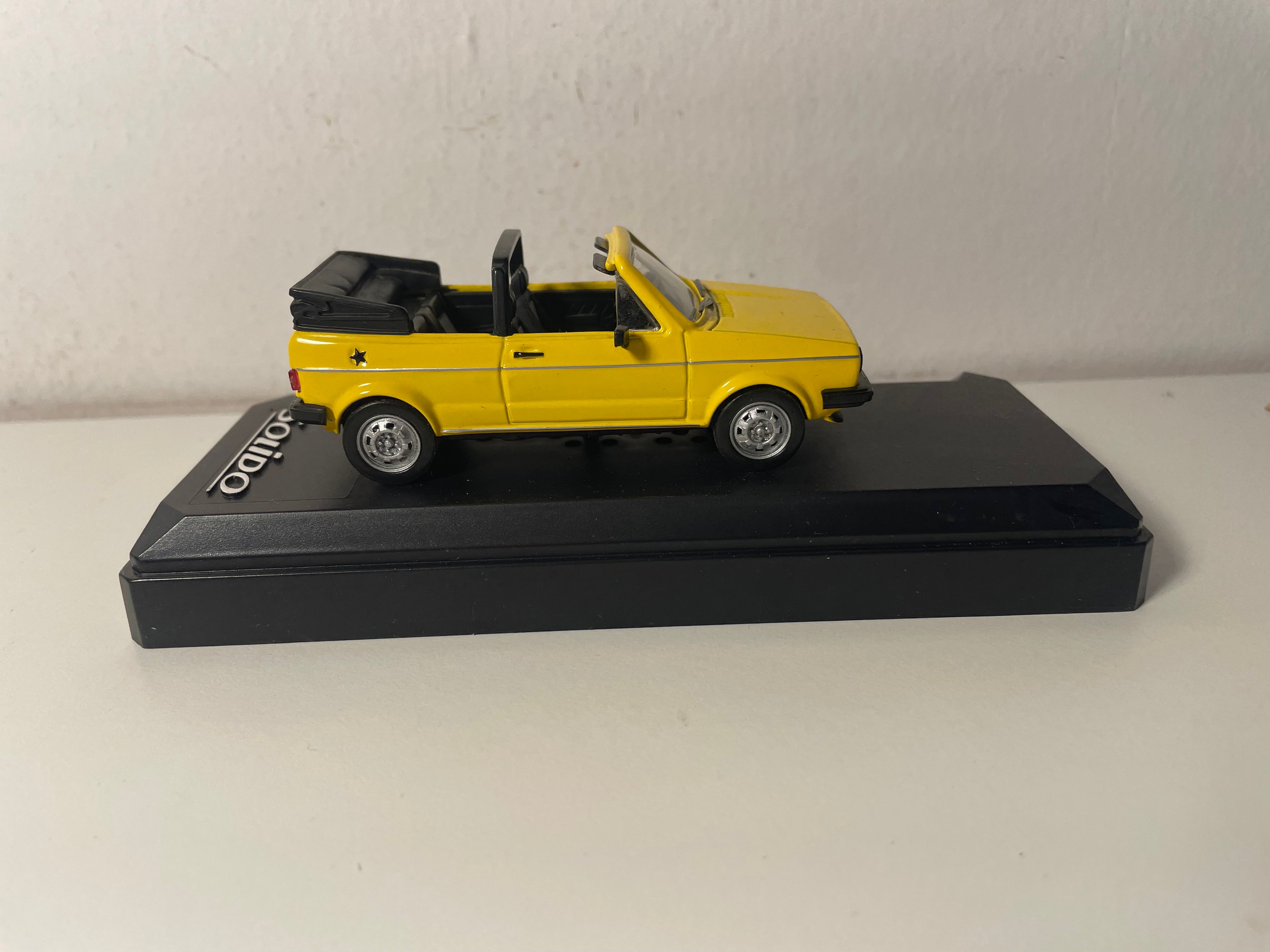 Volkswagen Golf 1 cabriolet żółty z 1974 - Solido referencja 1850