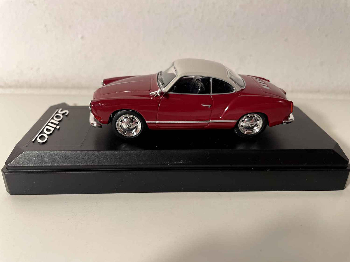 Volkswagen Karman Ghia coupé bordeaux et toit crème de 1966 - Solido référence 45107