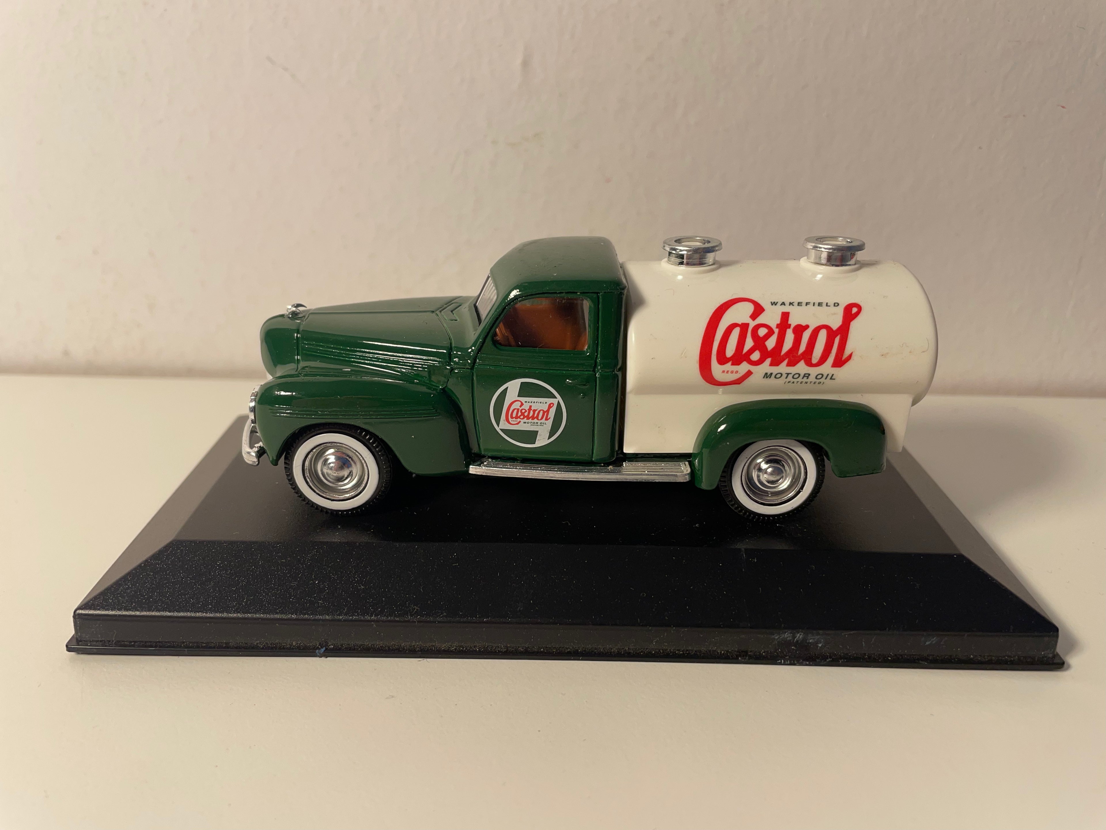 Dodge cisterna verde y tanque blanco CASTROL - Solido