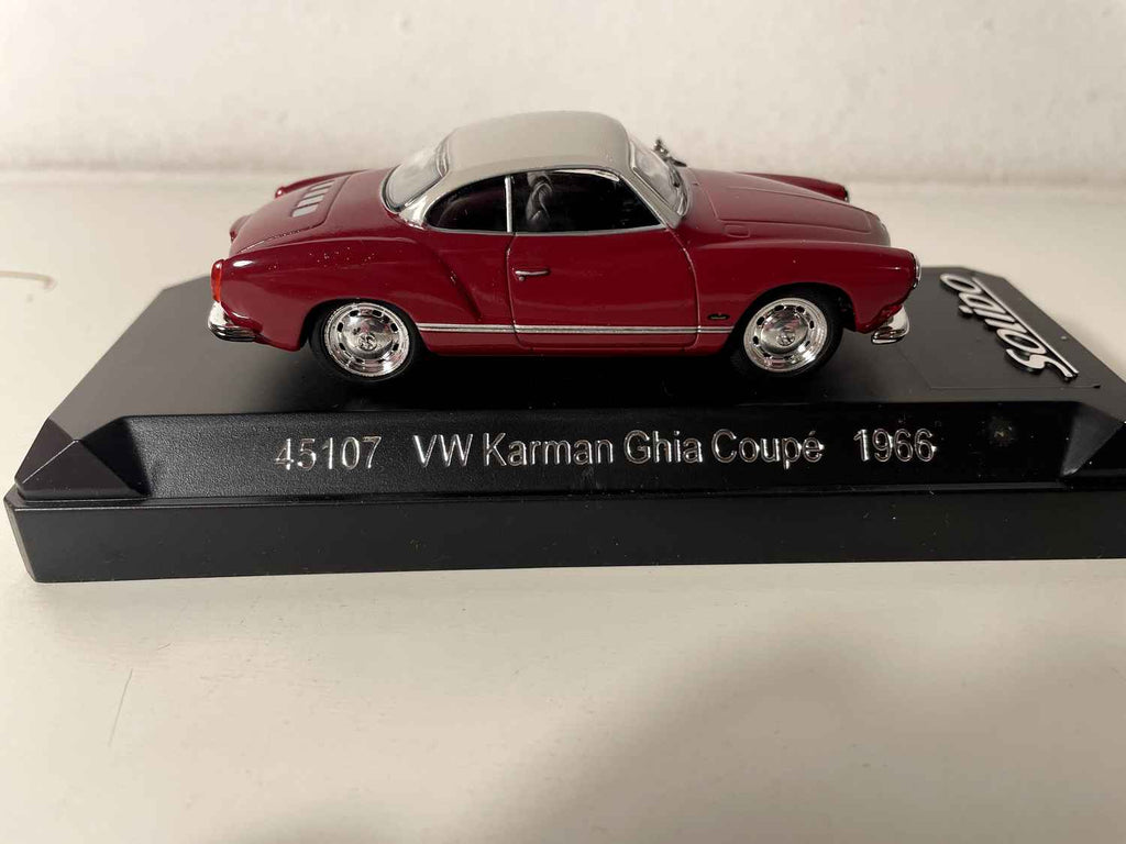 Volkswagen Karman Ghia coupé bordeaux et toit crème de 1966 - Solido référence 45107