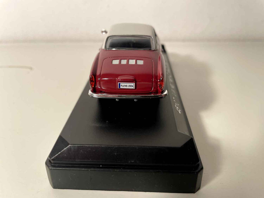 Volkswagen Karman Ghia coupé bordeaux et toit crème de 1966 - Solido référence 45107