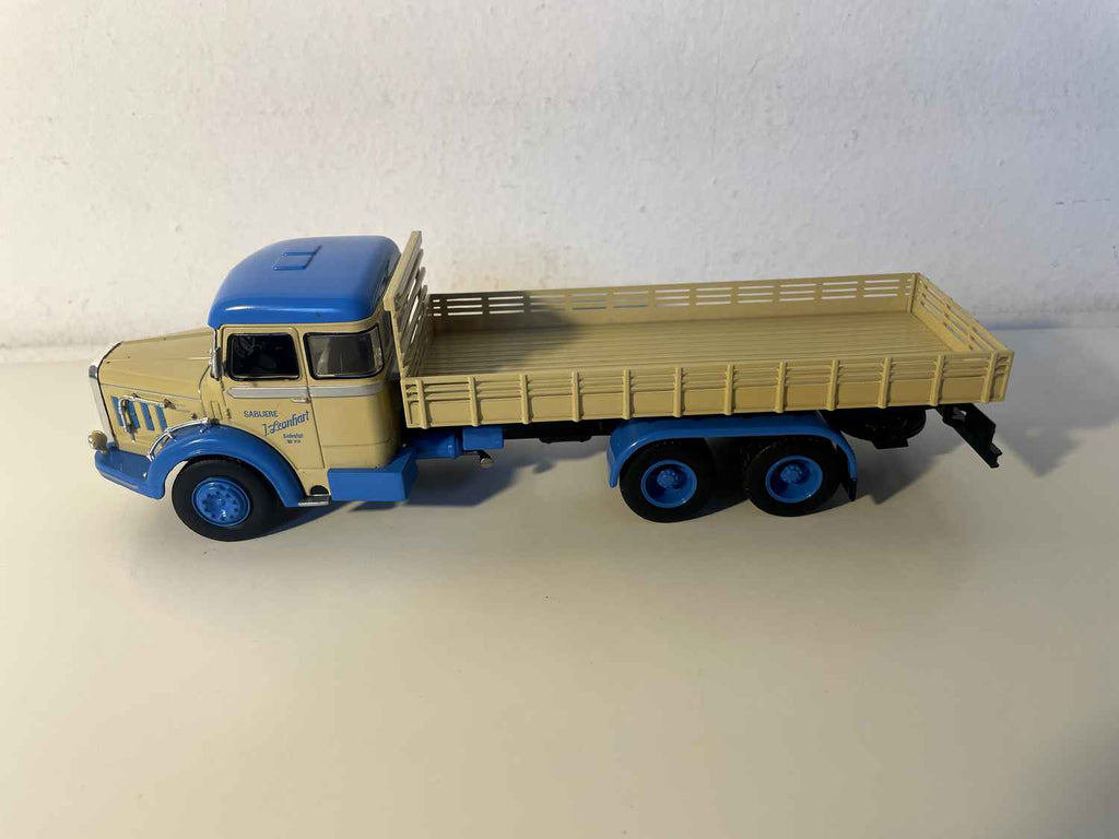 BERNARD 6R 180 beige en blauwe vrachtwagen (vrachtwagen met laadbak)