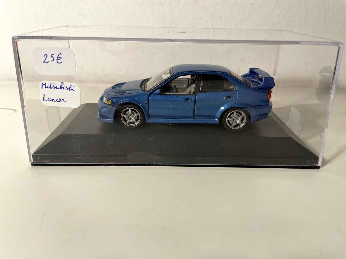 Mitsubishi Lancer bleue (voiture rajoutée sur un socle)