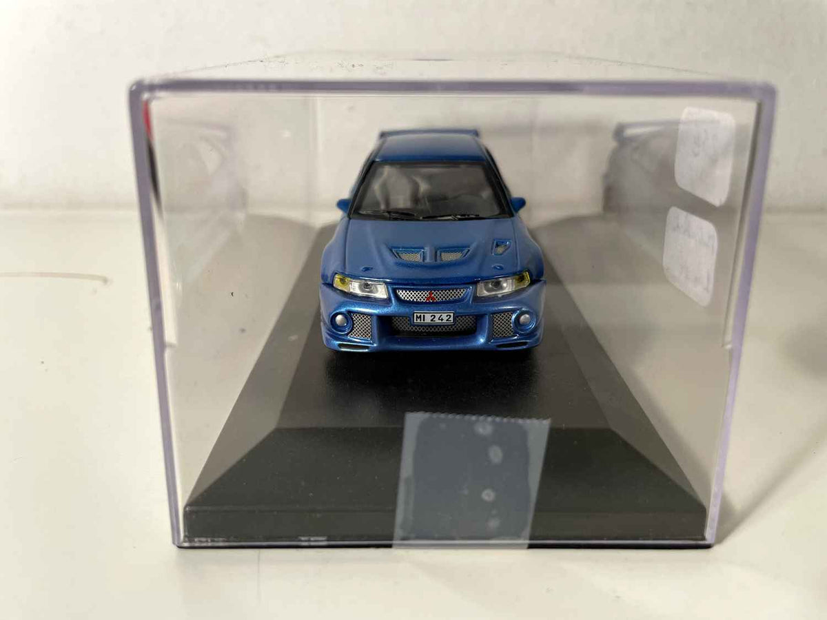 Mitsubishi Lancer bleue (voiture rajoutée sur un socle)