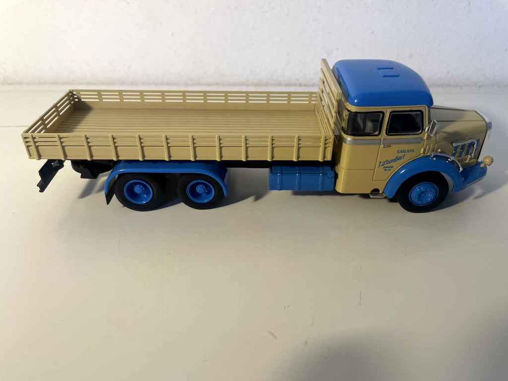 BERNARD 6R 180 beige en blauwe vrachtwagen (vrachtwagen met laadbak)