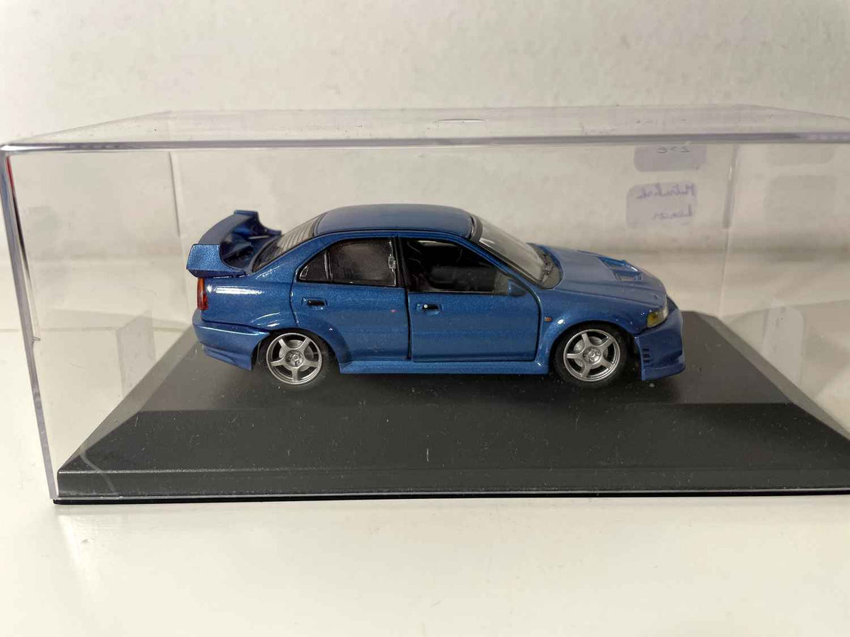 Mitsubishi Lancer bleue (voiture rajoutée sur un socle)
