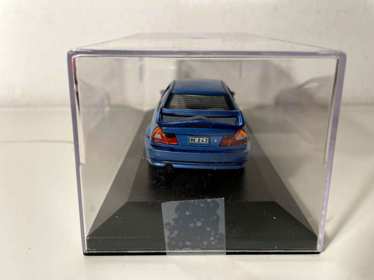Mitsubishi Lancer bleue (voiture rajoutée sur un socle)