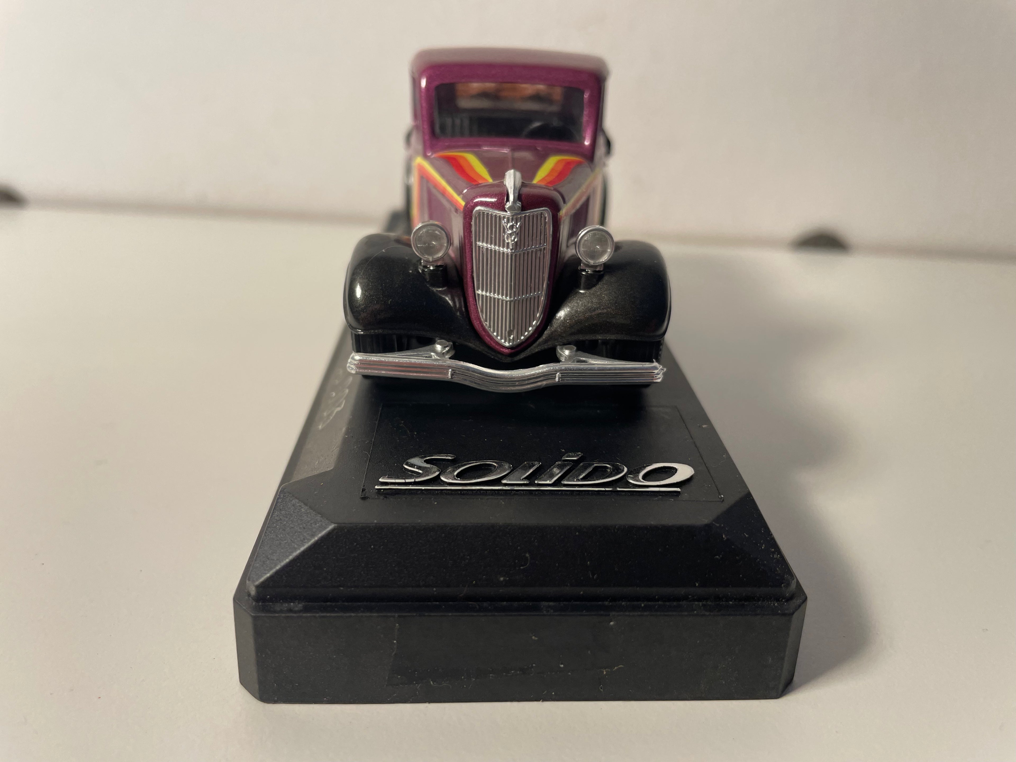 Ford V8 Custom CS 003 fioletowy (z brązowymi nartami na platformie) - Solido