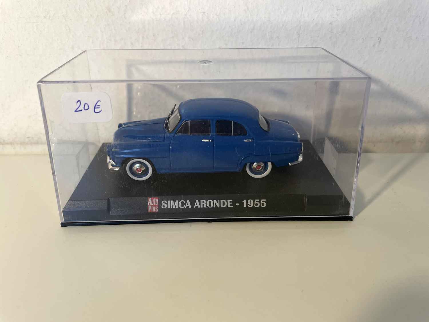 SIMCA Aronde azul de 1955 (Auto Plus)