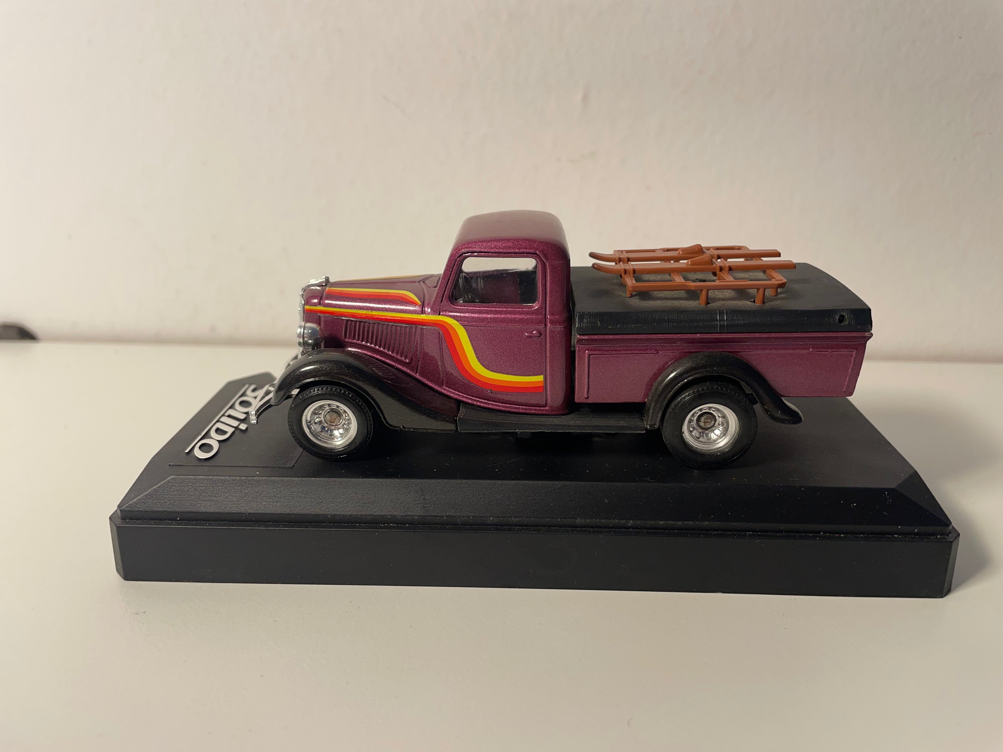 Ford V8 Custom CS 003 fioletowy (z brązowymi nartami na platformie) - Solido