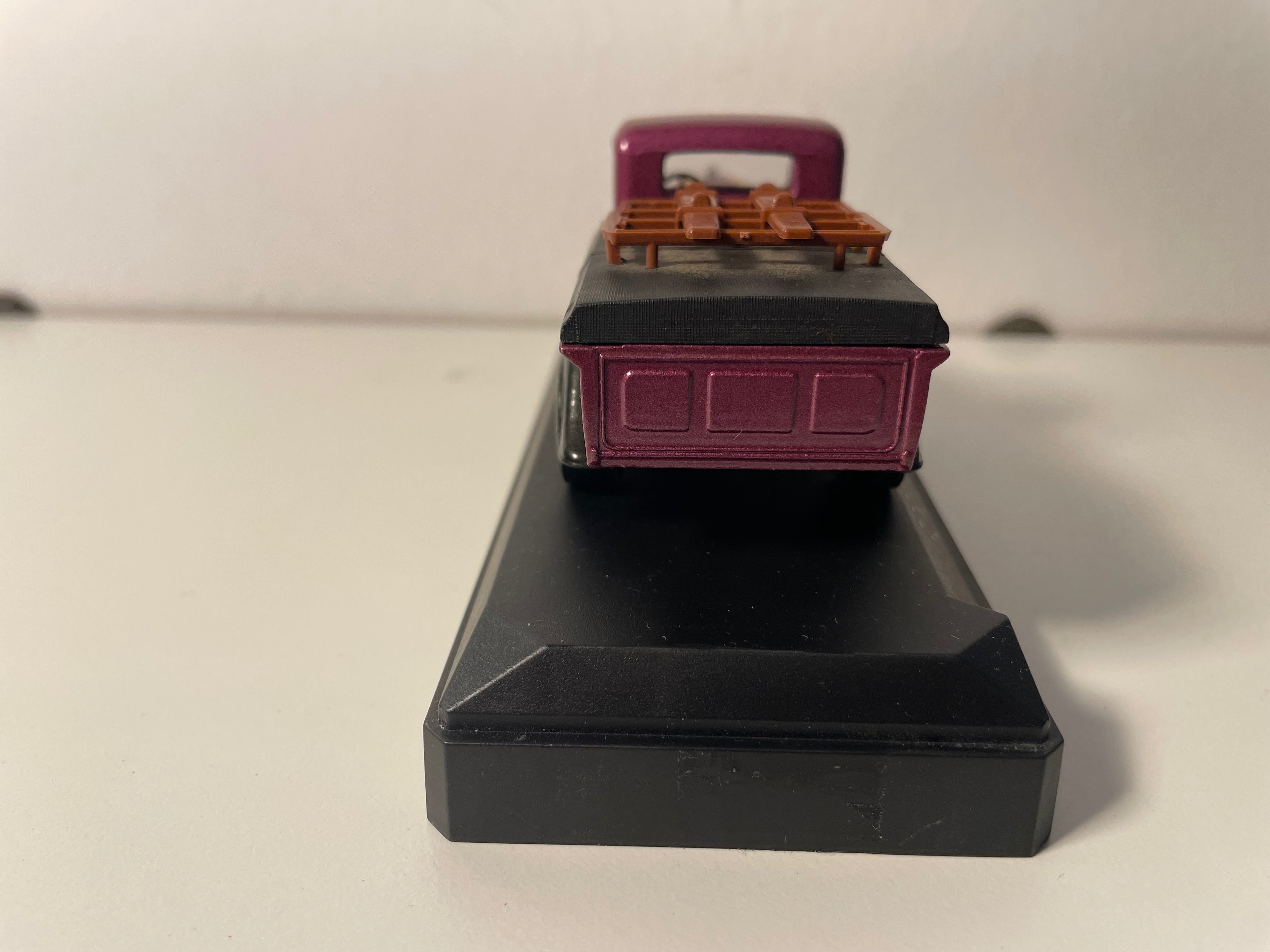Ford V8 Custom CS 003 fioletowy (z brązowymi nartami na platformie) - Solido