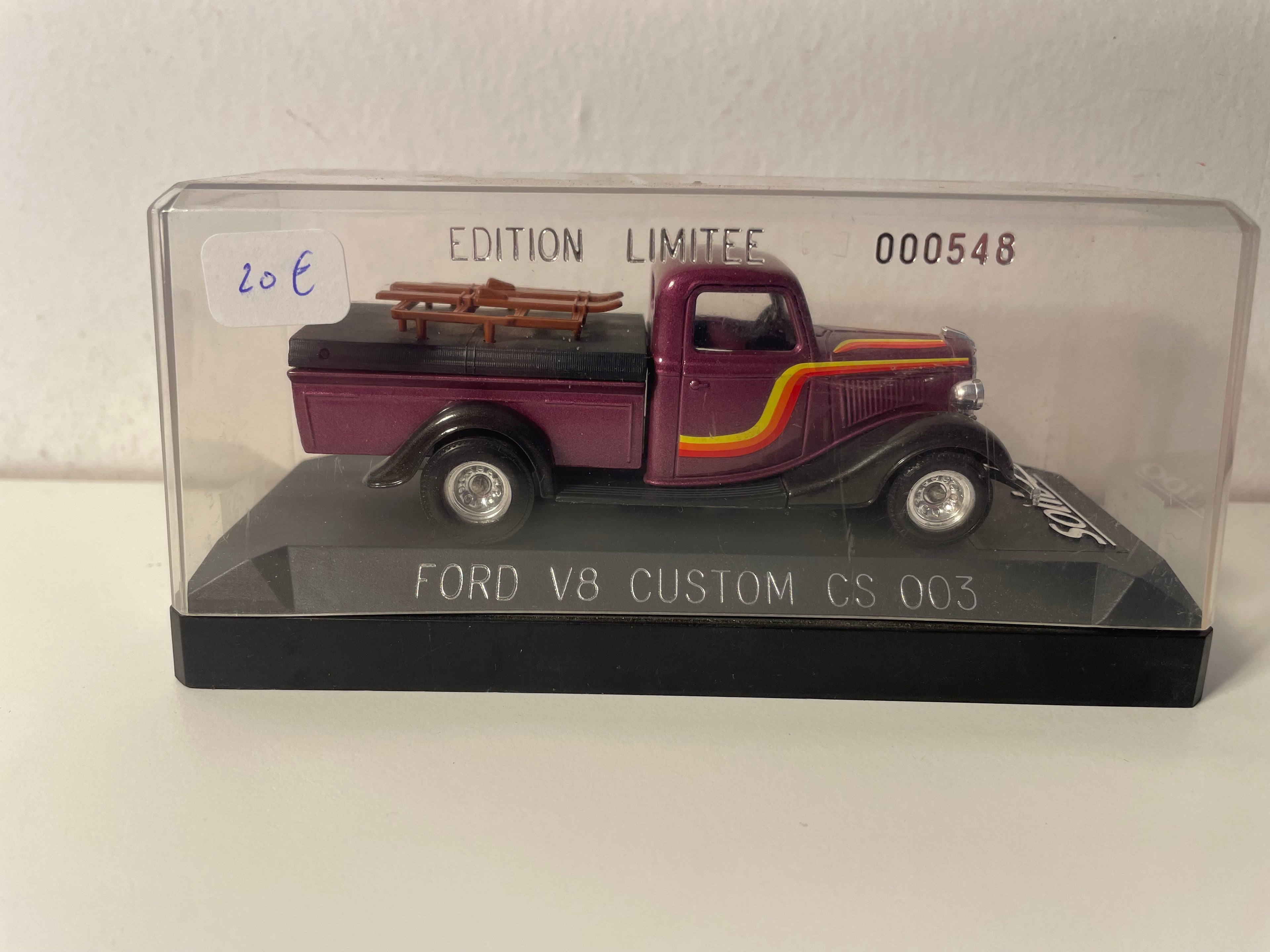 Ford V8 Custom CS 003 fioletowy (z brązowymi nartami na platformie) - Solido