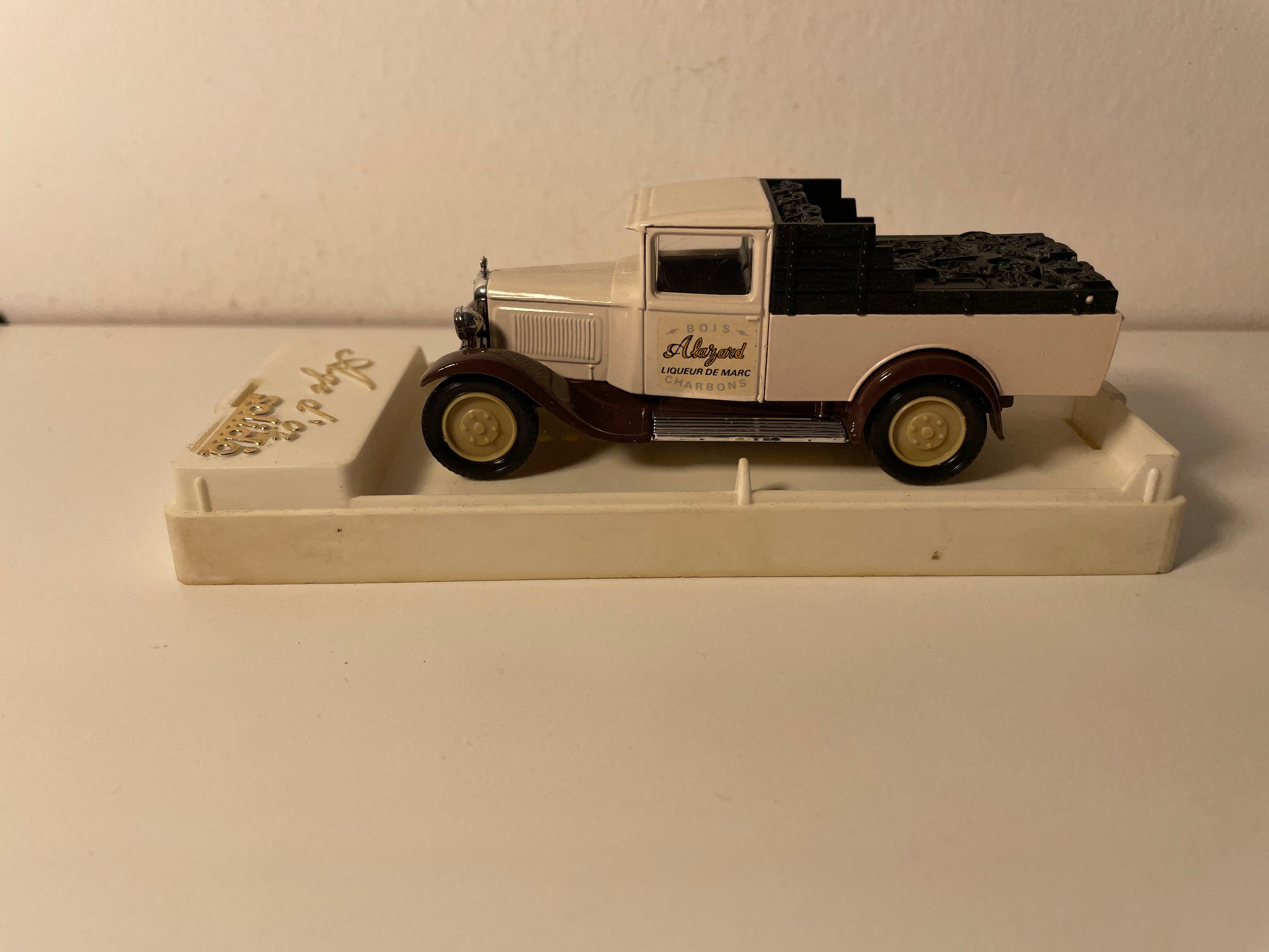 Citroën C4F charbonnier couleur crème - Solido référence 4408