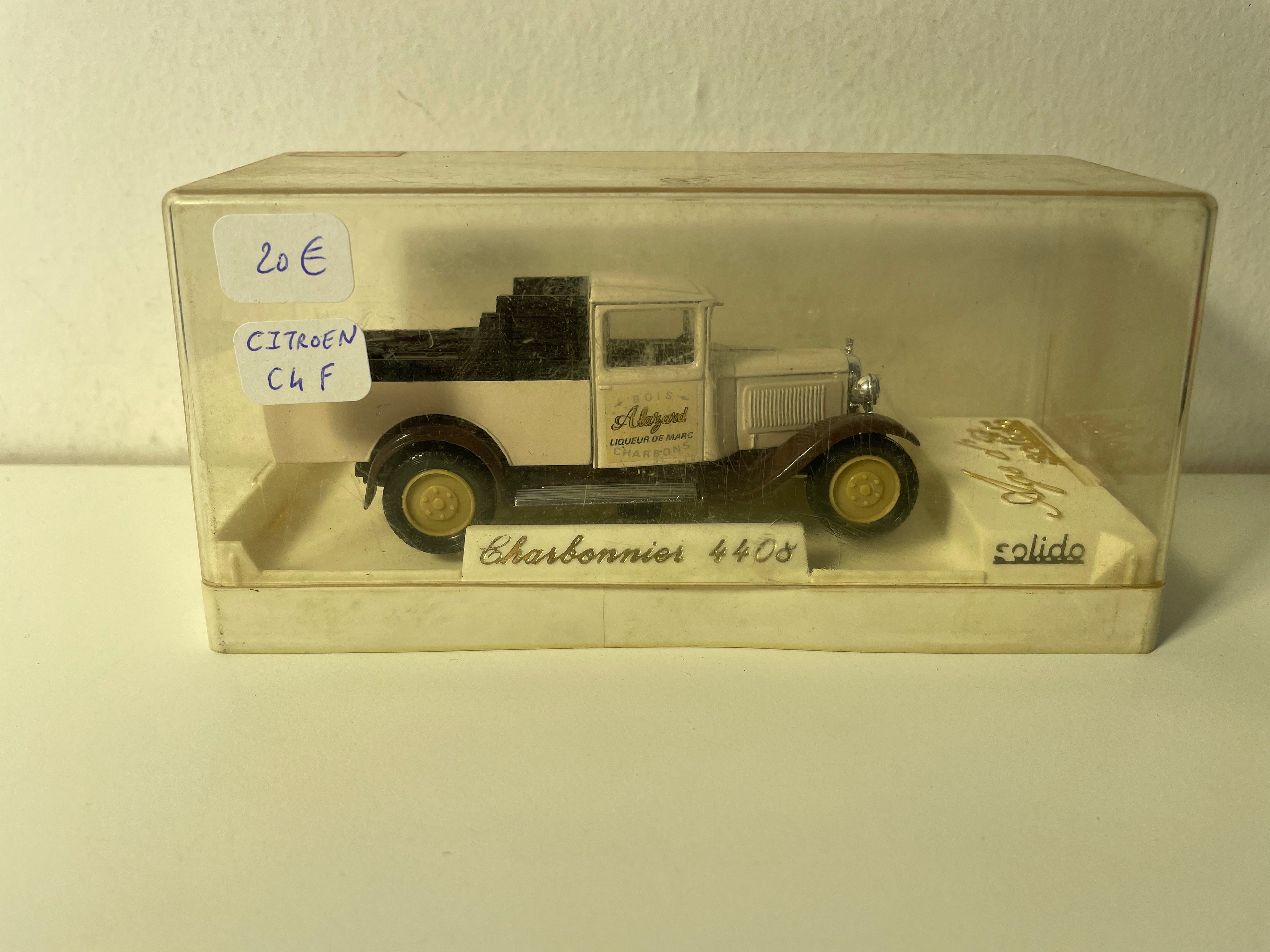 Citroën C4F charbonnier couleur crème - Solido référence 4408