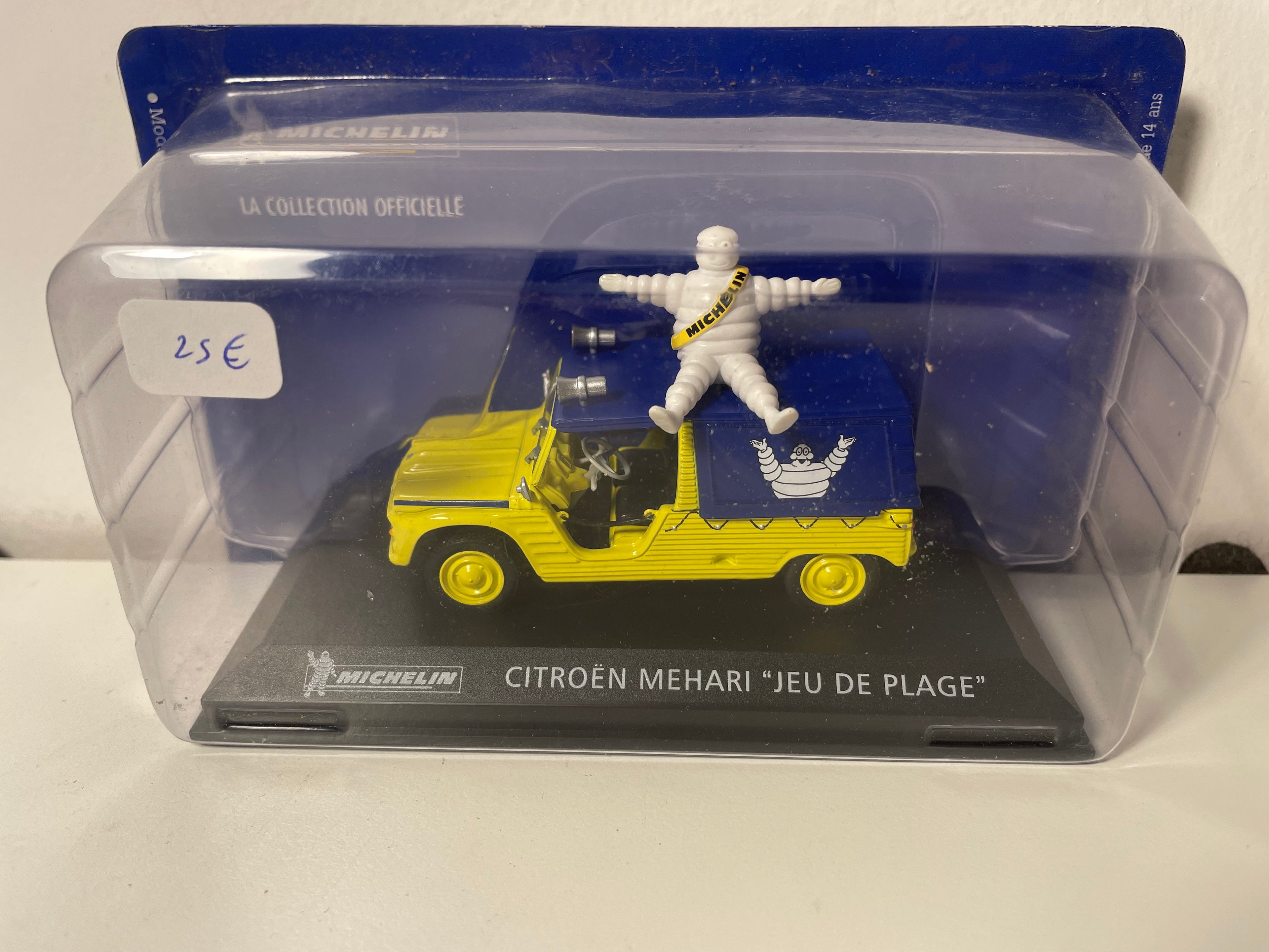 Citroën Méhari jaune et toit bâché bleu "Jeu de plage" MICHELIN