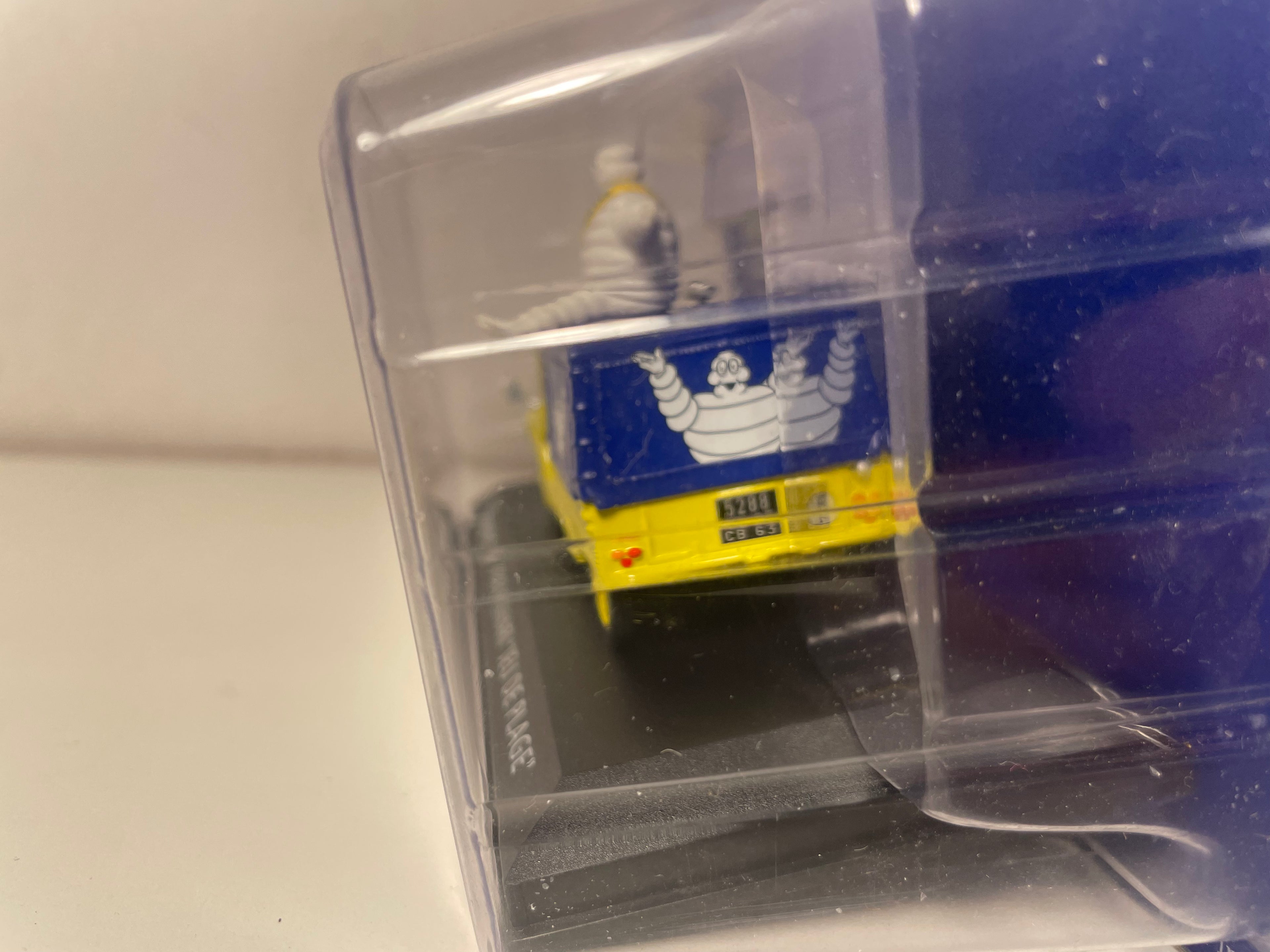 Citroën Méhari jaune et toit bâché bleu "Jeu de plage" MICHELIN