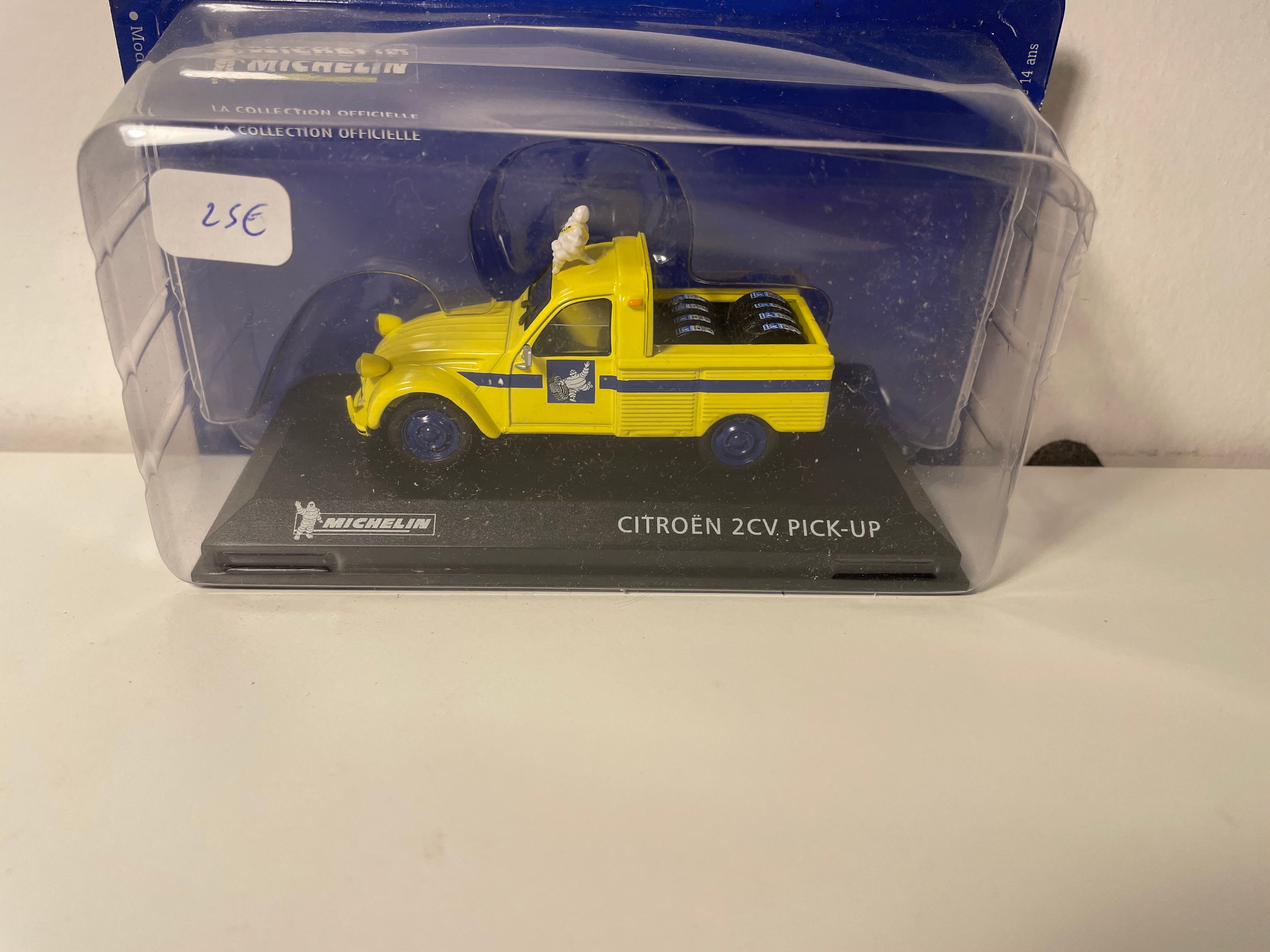 Citroën 2 CV pick-up jaune avec pneux MICHELIN