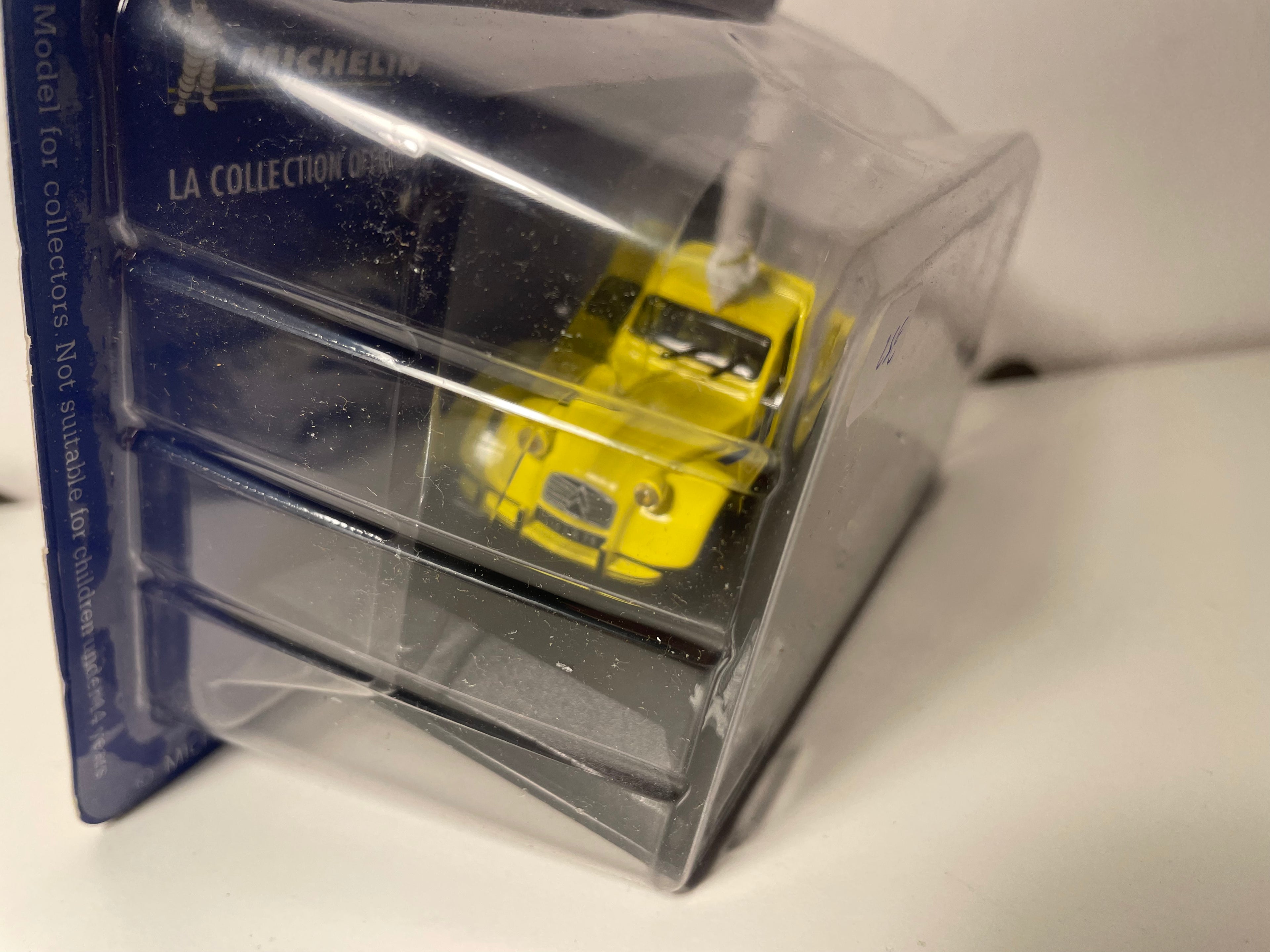 Citroën 2 CV pick-up jaune avec pneux MICHELIN