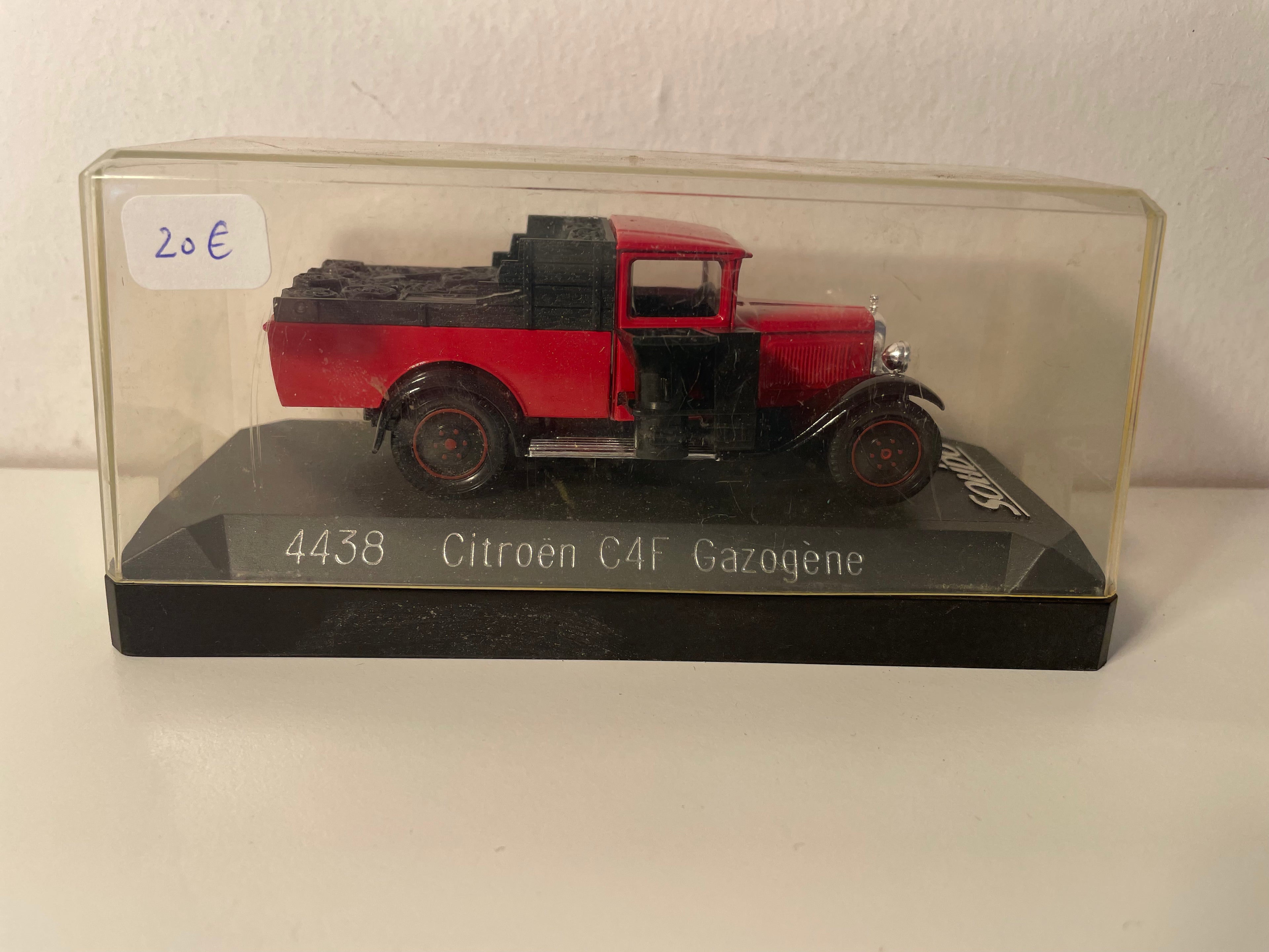 Citroën C4F Gasgenerator Rood - Solido Referentie 4438