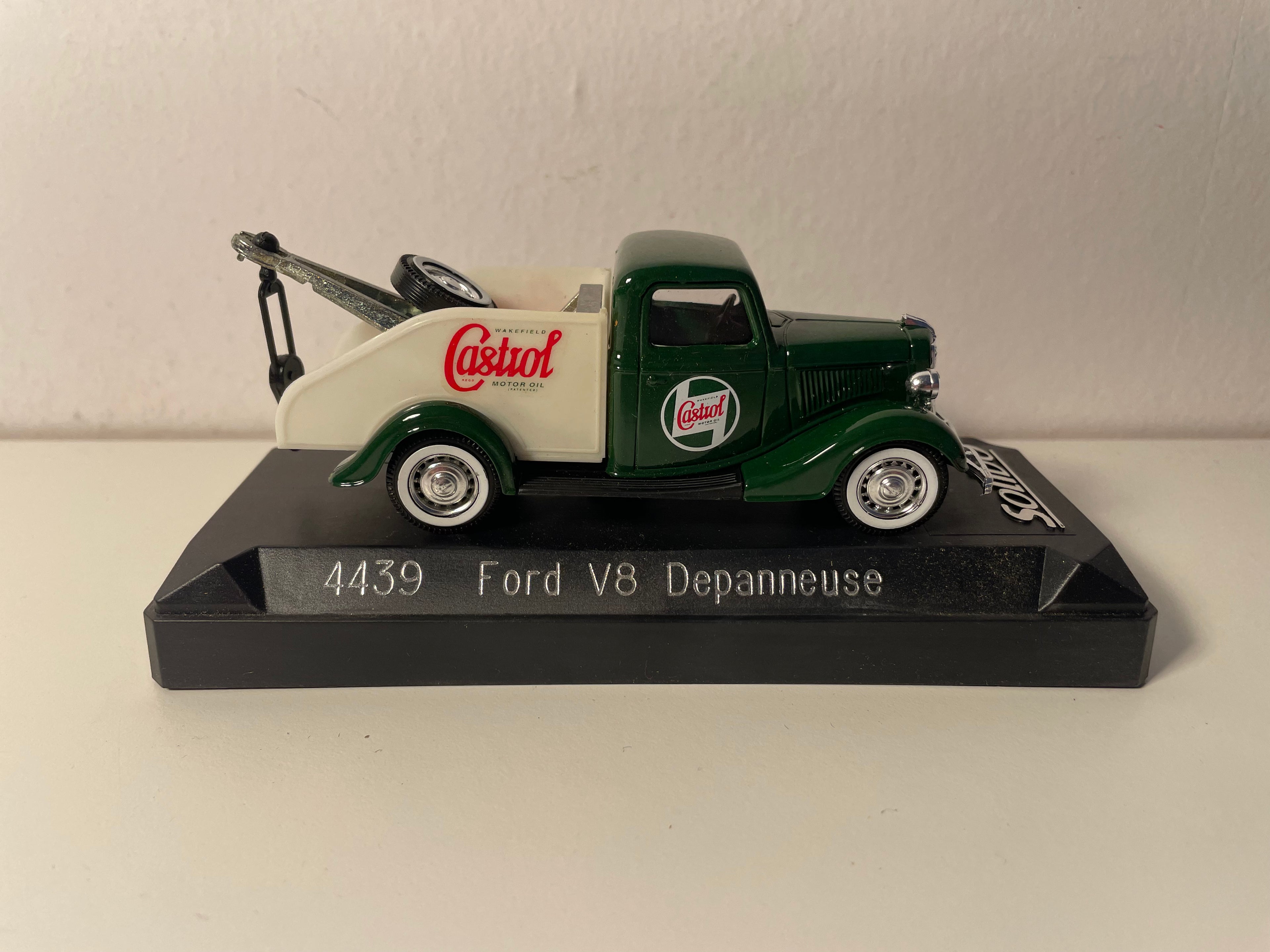 Ford V8 pomoc drogowa zielono-biała CASTROL - Solido nr 4439