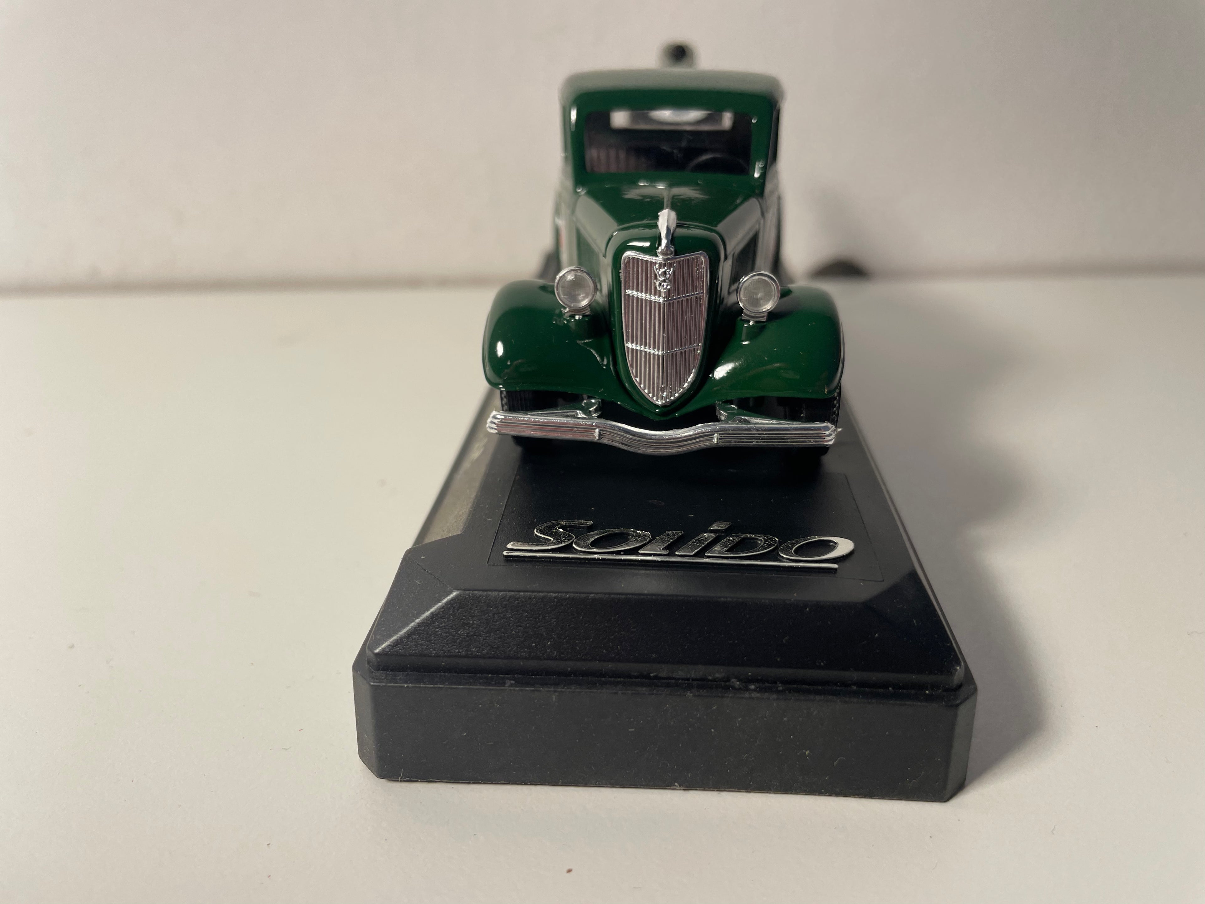 Ford V8 pomoc drogowa zielono-biała CASTROL - Solido nr 4439