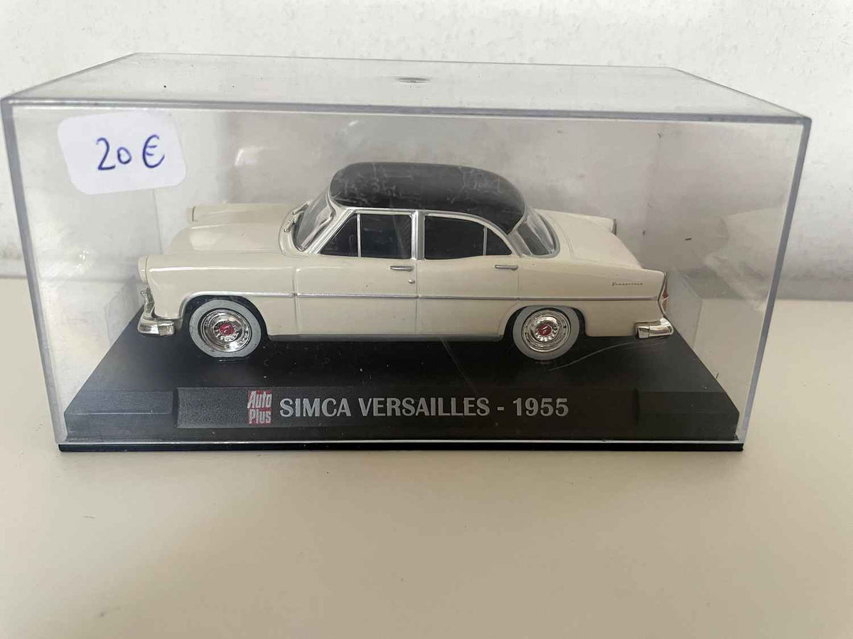 SIMCA Versailles off-wäiss a schwaarz Daach vun 1955 (Auto Plus)