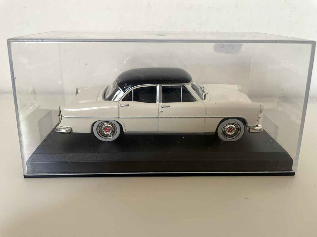 SIMCA Versailles gebroken wit en zwart dak uit 1955 (Auto Plus)