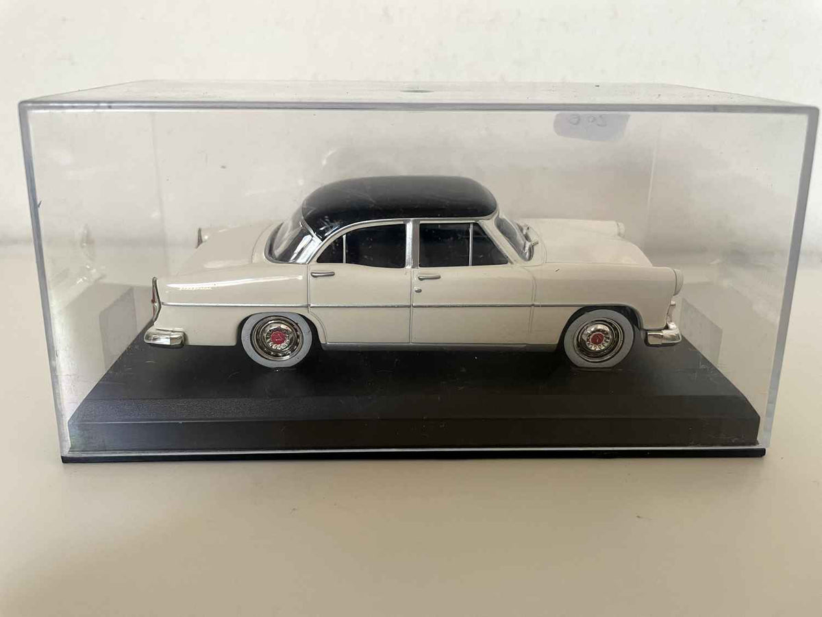SIMCA Versailles off-wäiss a schwaarz Daach vun 1955 (Auto Plus)