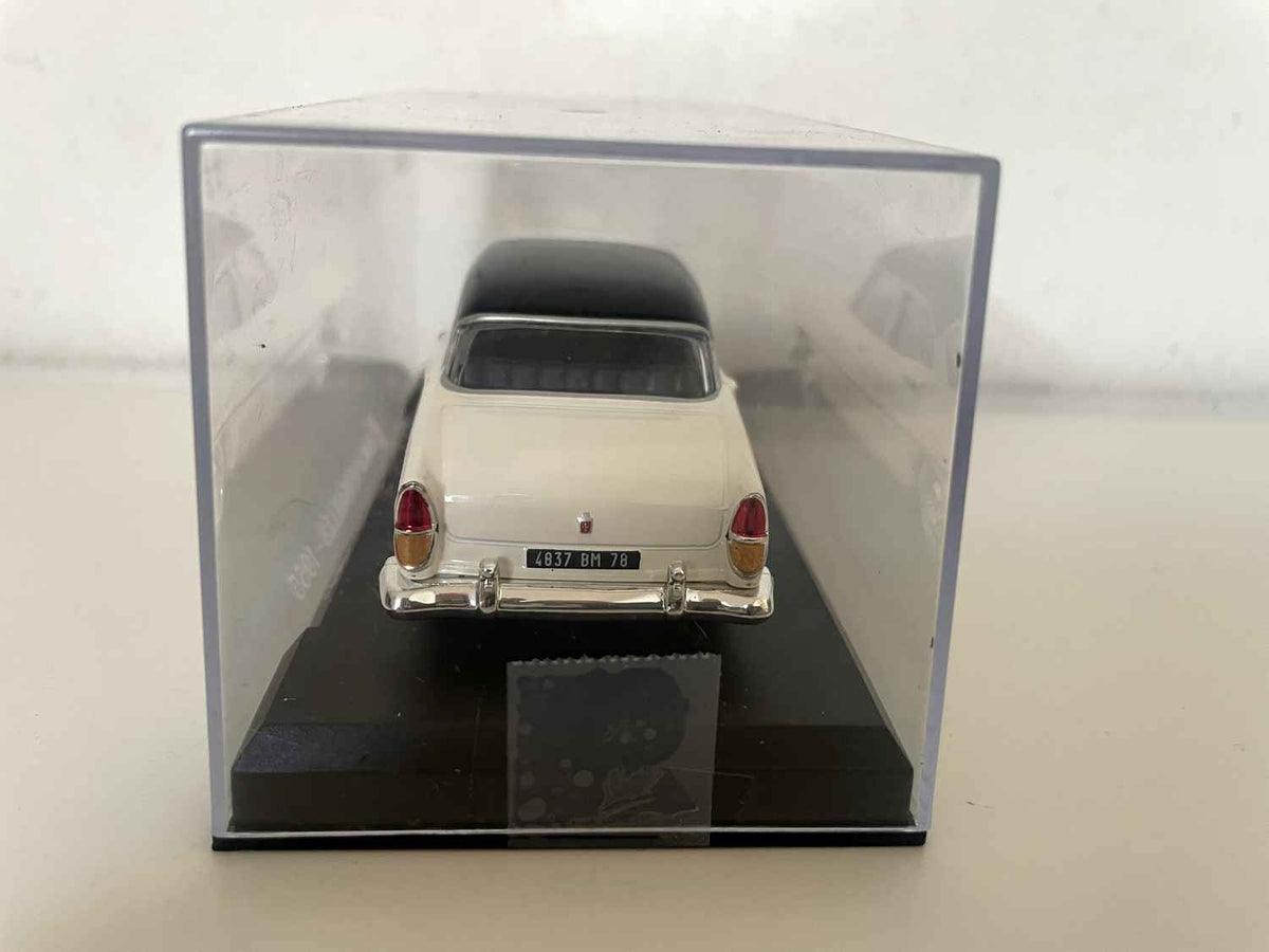 SIMCA Versailles off-wäiss a schwaarz Daach vun 1955 (Auto Plus)