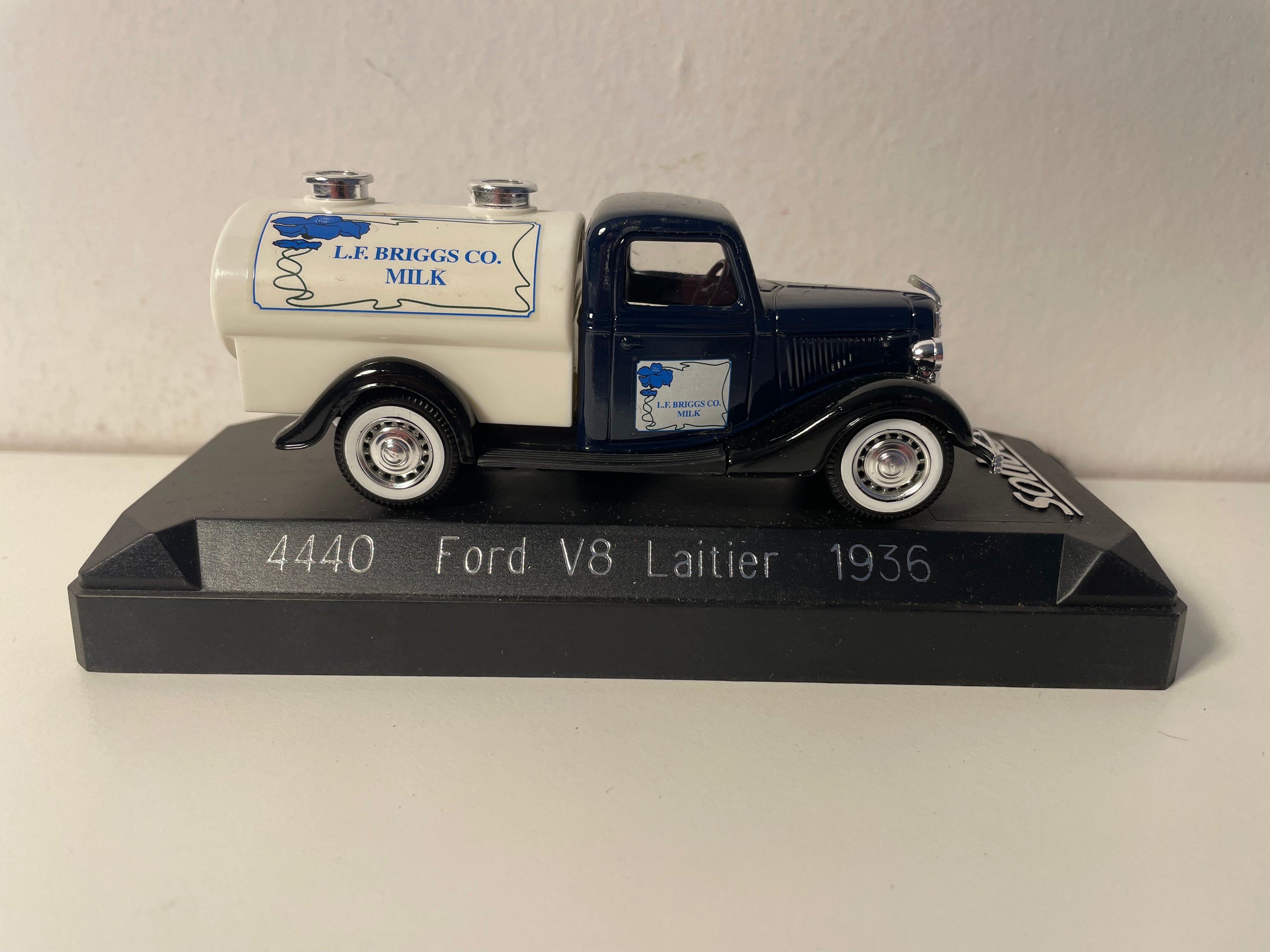 Ford V8 mleczarski niebieski z białą cysterną z 1936 roku - Solido nr 4440