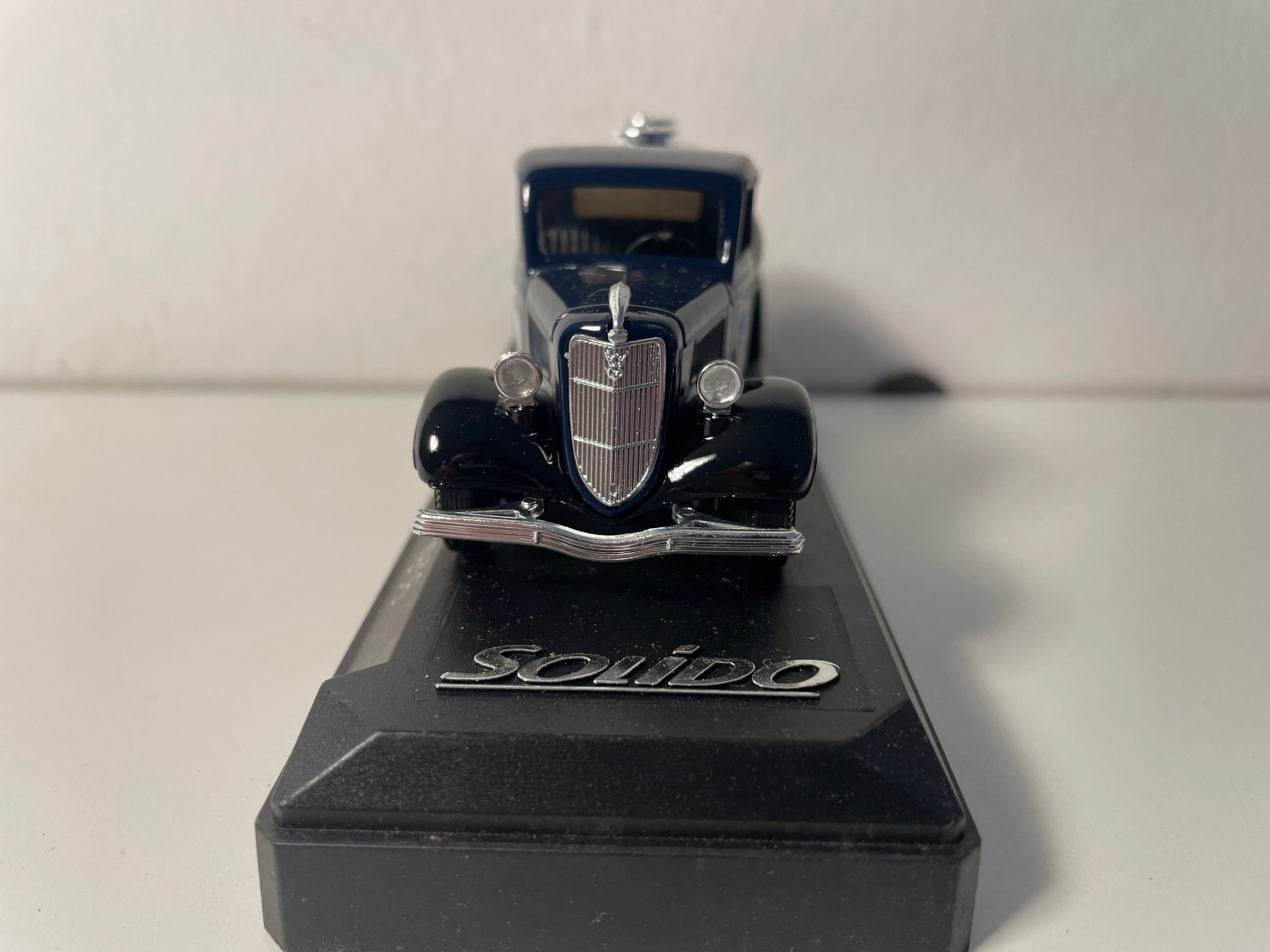 Ford V8 mleczarski niebieski z białą cysterną z 1936 roku - Solido nr 4440
