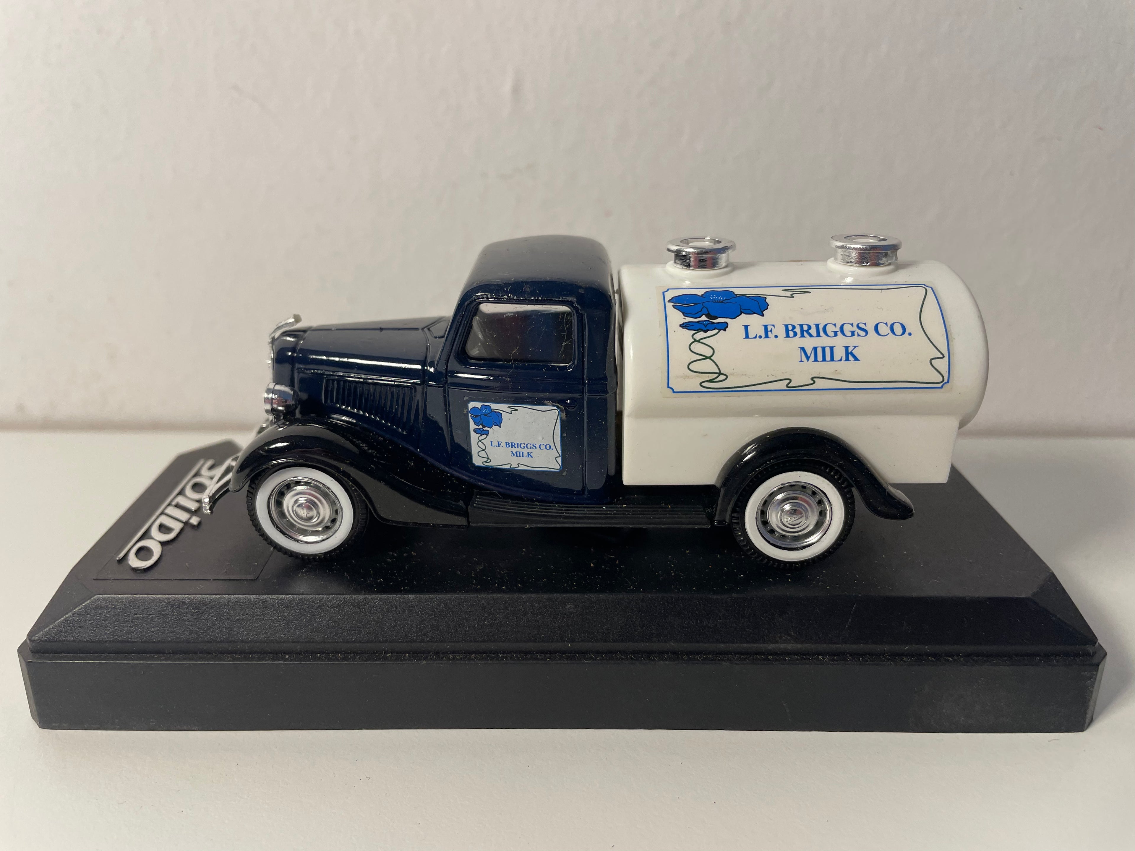 Ford V8 mleczarski niebieski z białą cysterną z 1936 roku - Solido nr 4440