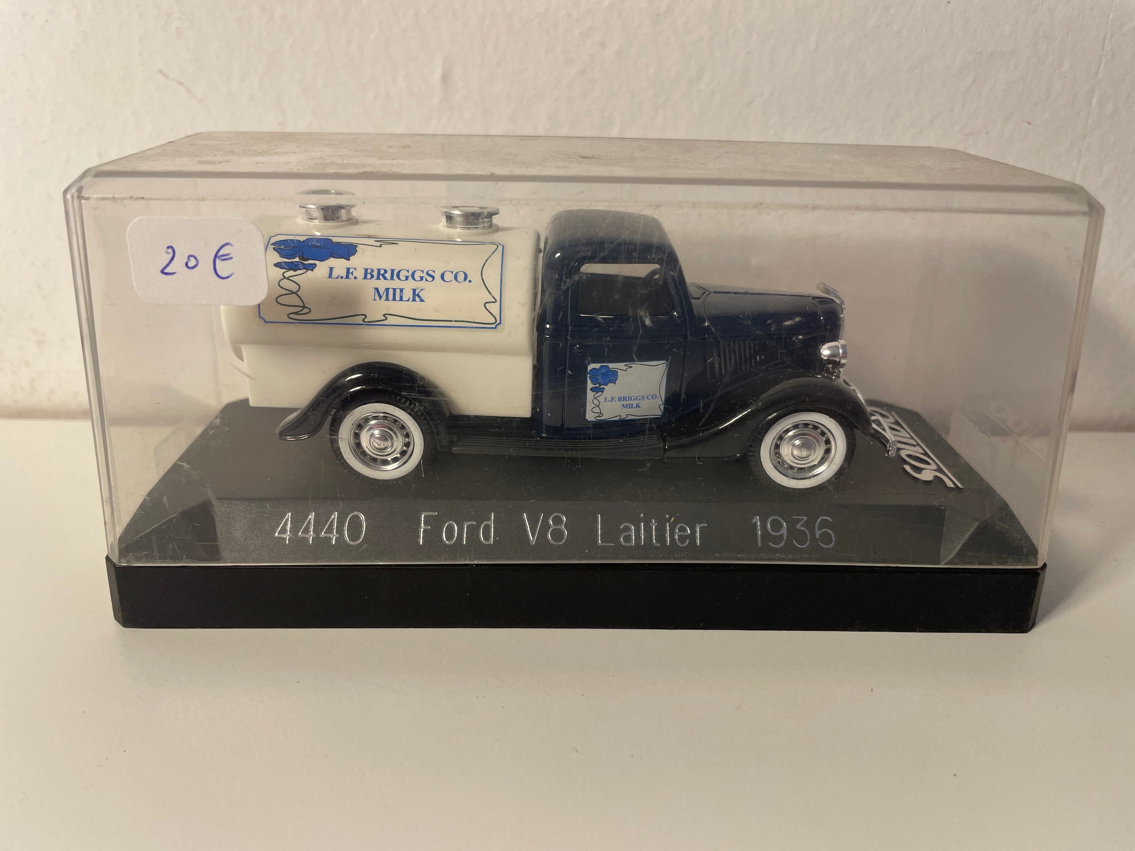 Ford V8 mleczarski niebieski z białą cysterną z 1936 roku - Solido nr 4440