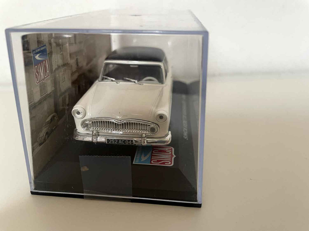 SIMCA Vedette Versailles blanc cassé et toit noir de 1956