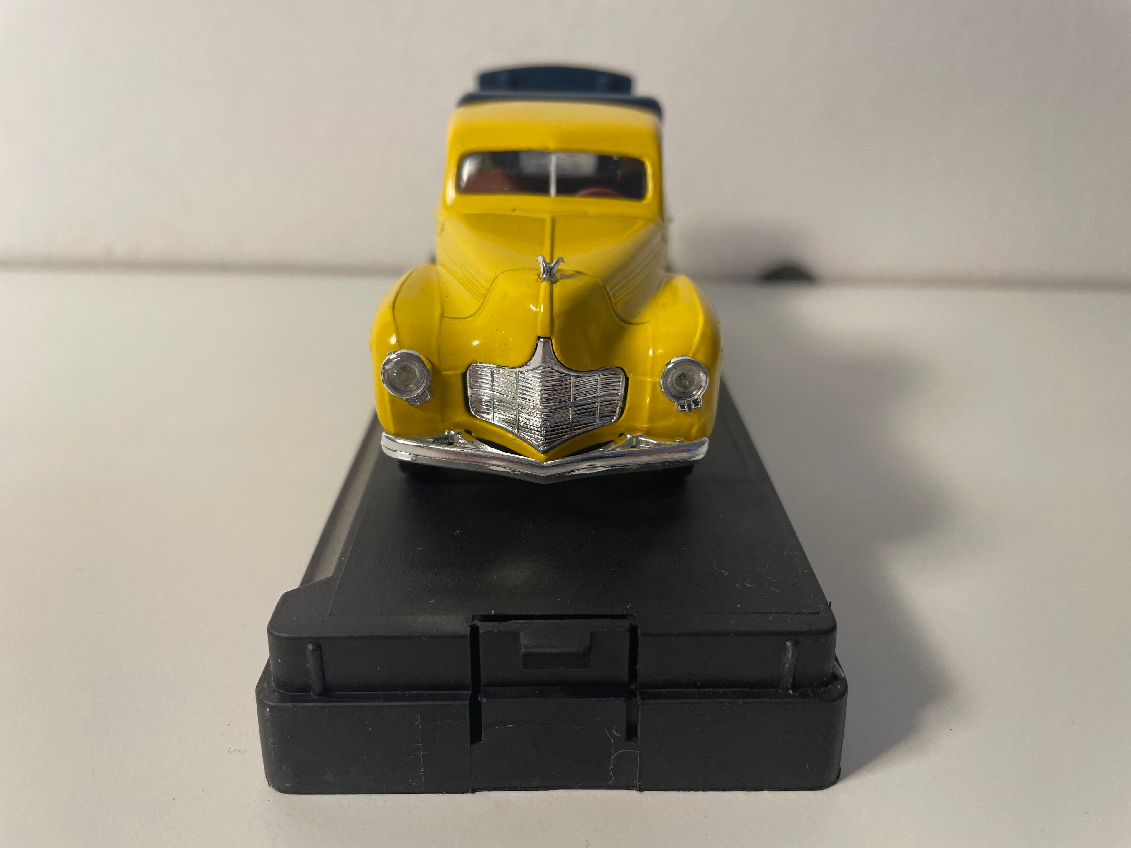 Dodge Flatbed Yellow and Blue - Solido Reference 4430