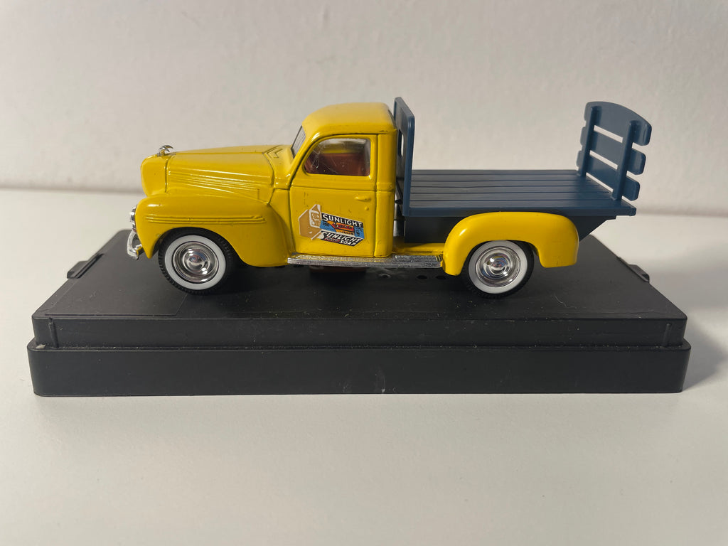 Dodge Flatbed Yellow and Blue - Solido Reference 4430