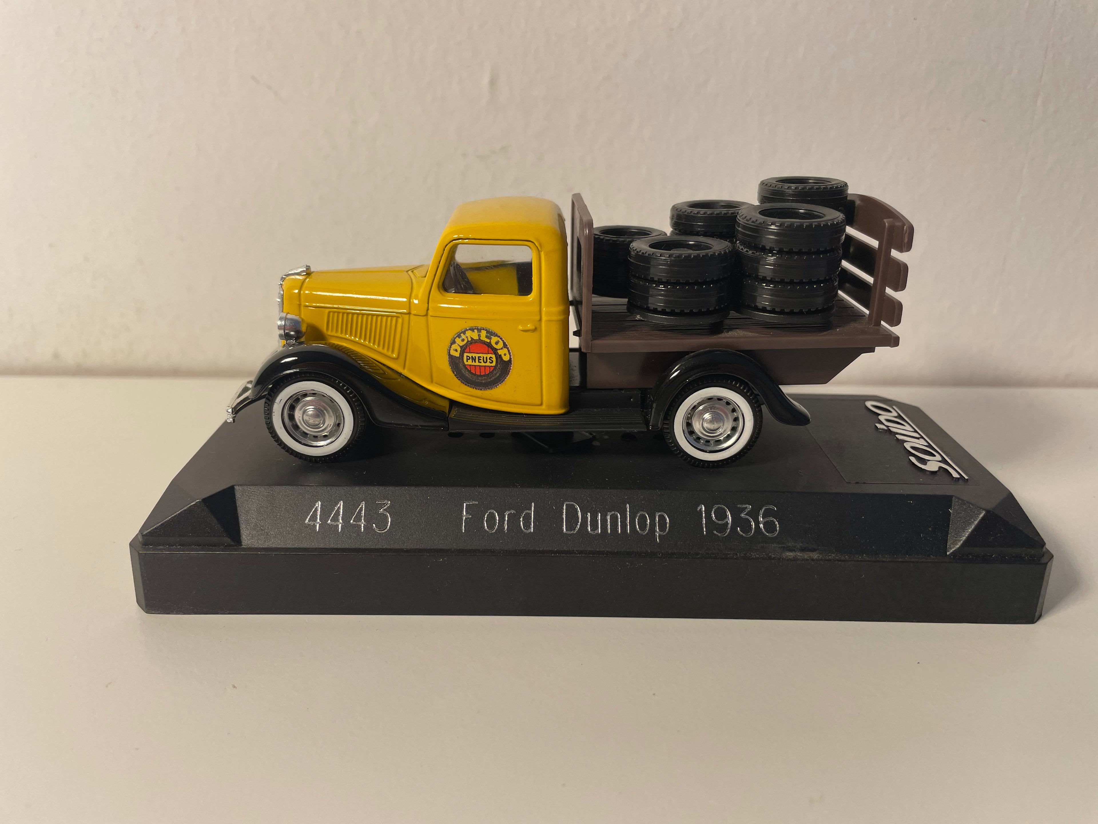 Camión Ford amarillo y negro de 1936 (anuncio de Dunlop)