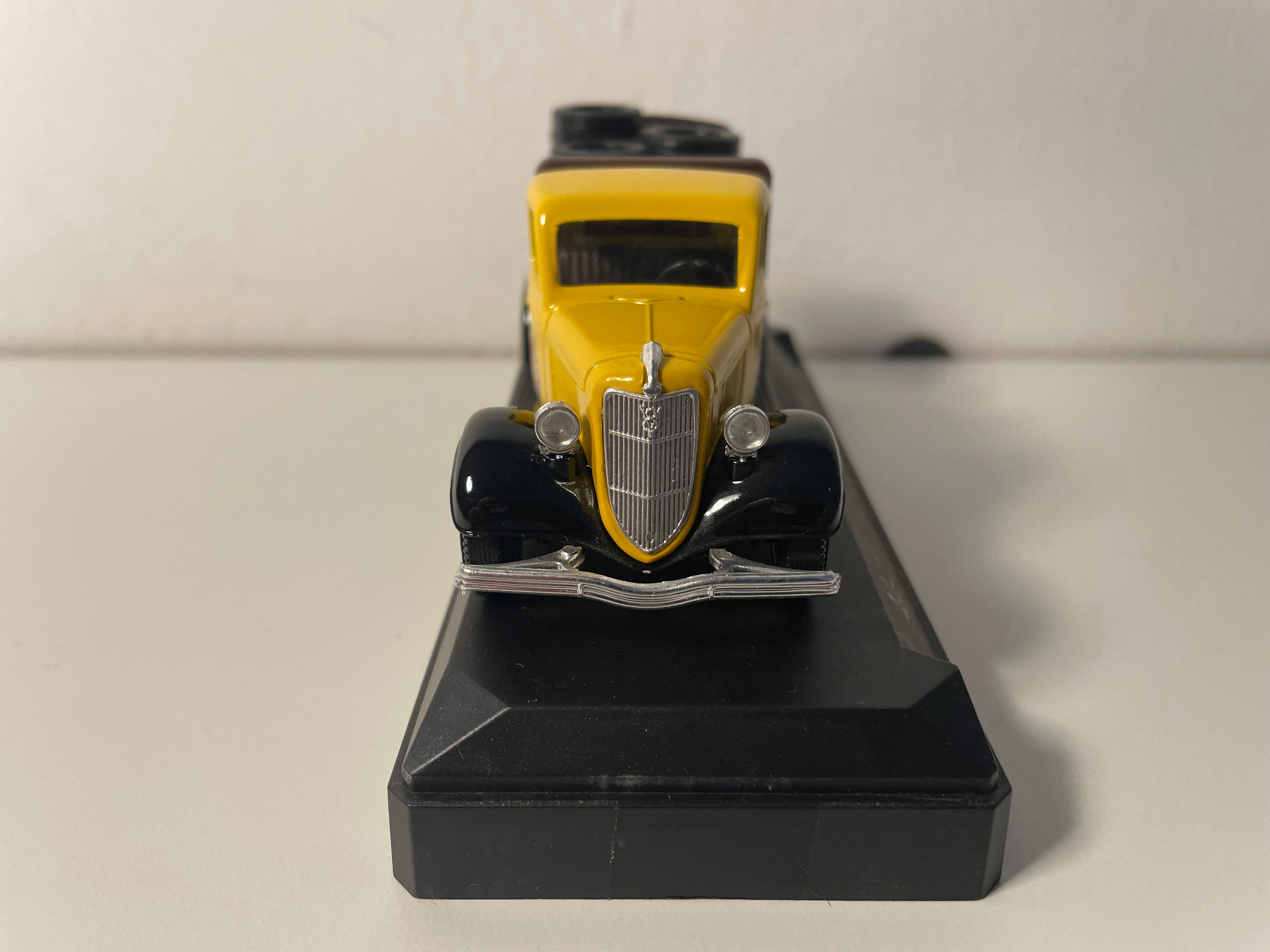 Camión Ford amarillo y negro de 1936 (anuncio de Dunlop)