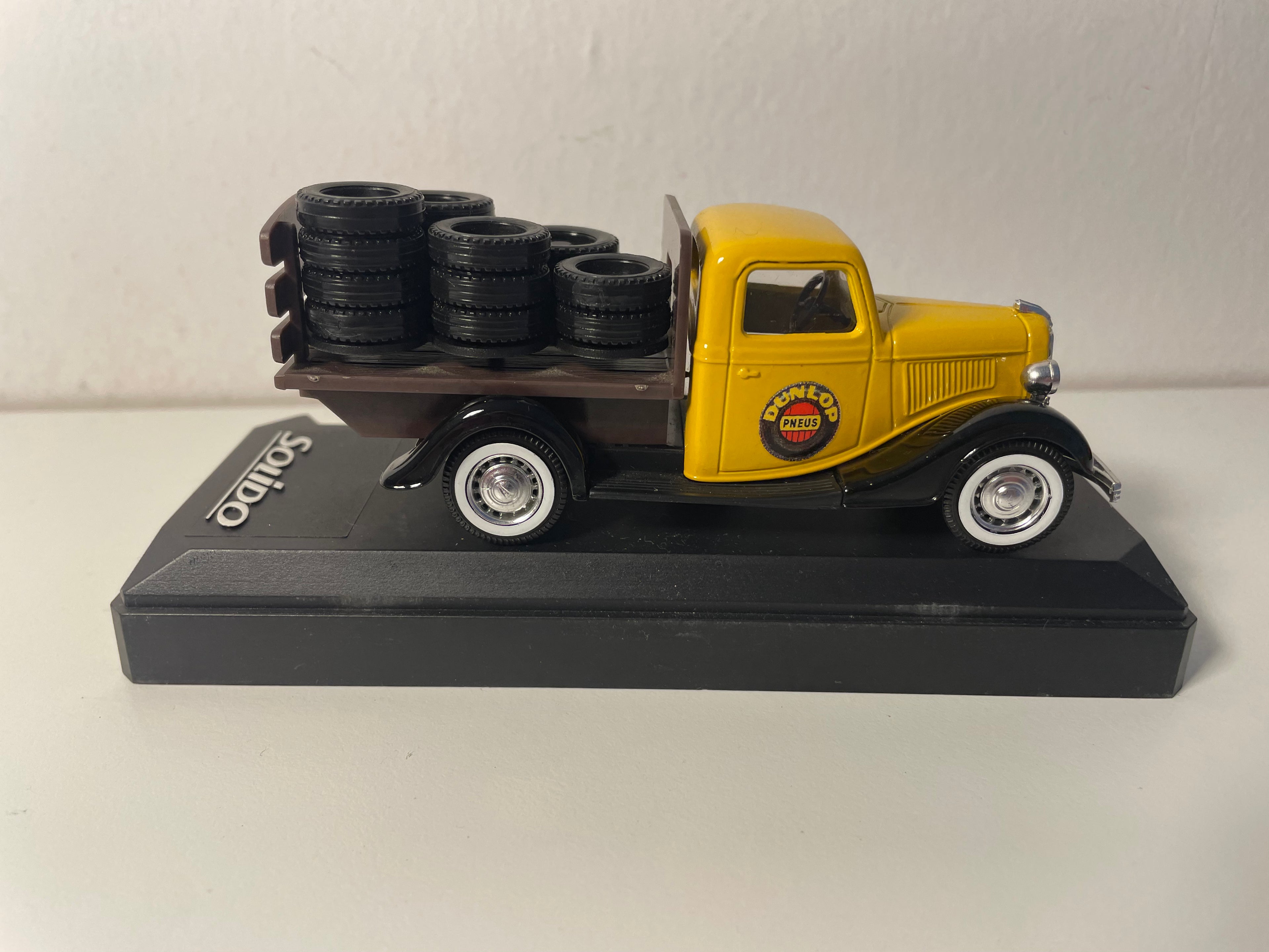 Camión Ford amarillo y negro de 1936 (anuncio de Dunlop)