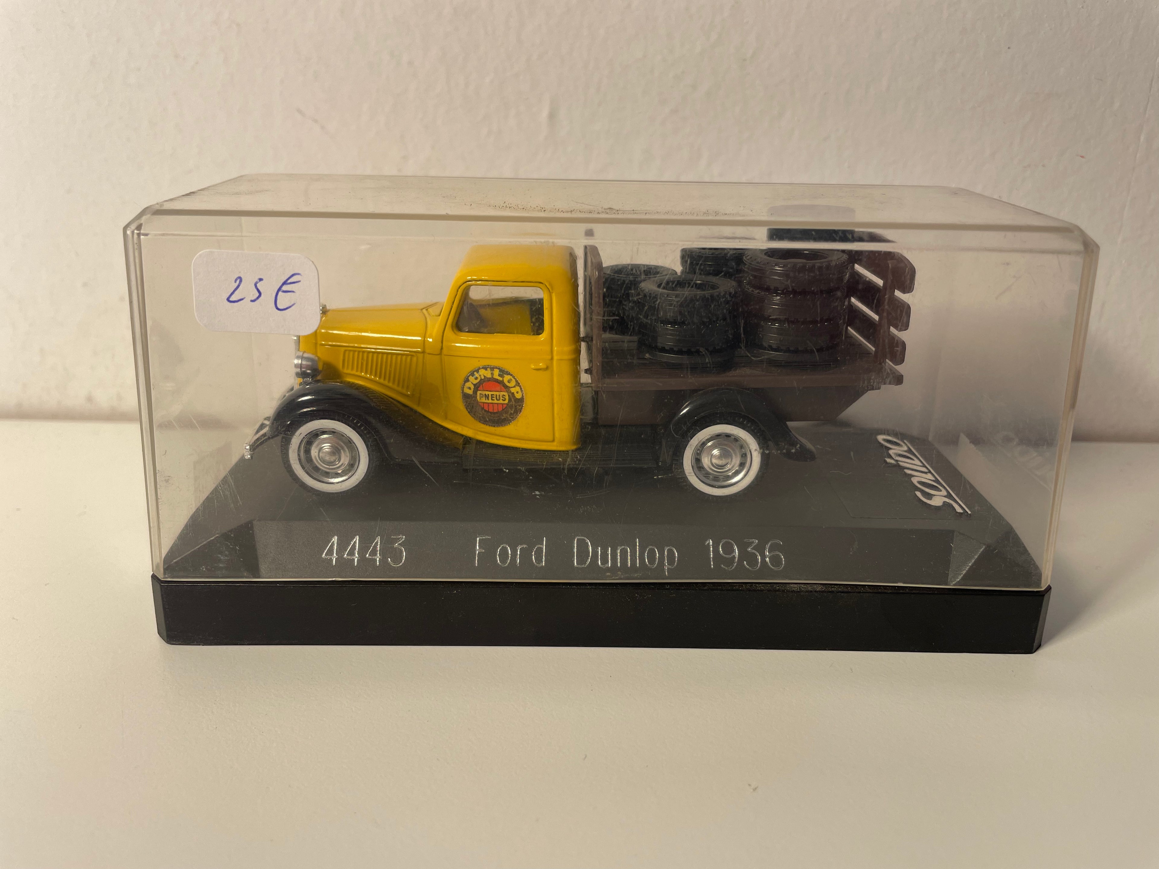 Camión Ford amarillo y negro de 1936 (anuncio de Dunlop)