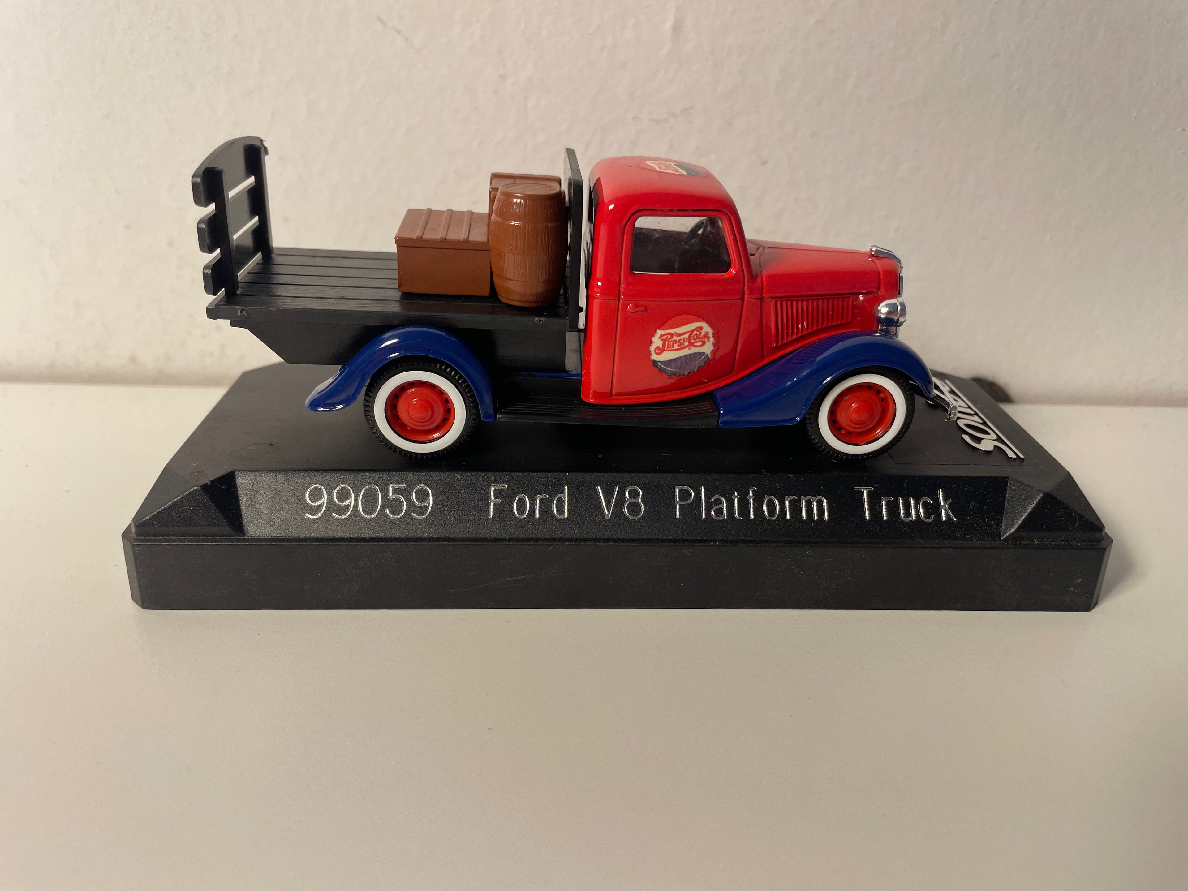 Ford V8 Platform Truck niebieski, czerwony i czarny z reklamą PEPSI-COLA - Solido numer 99059
