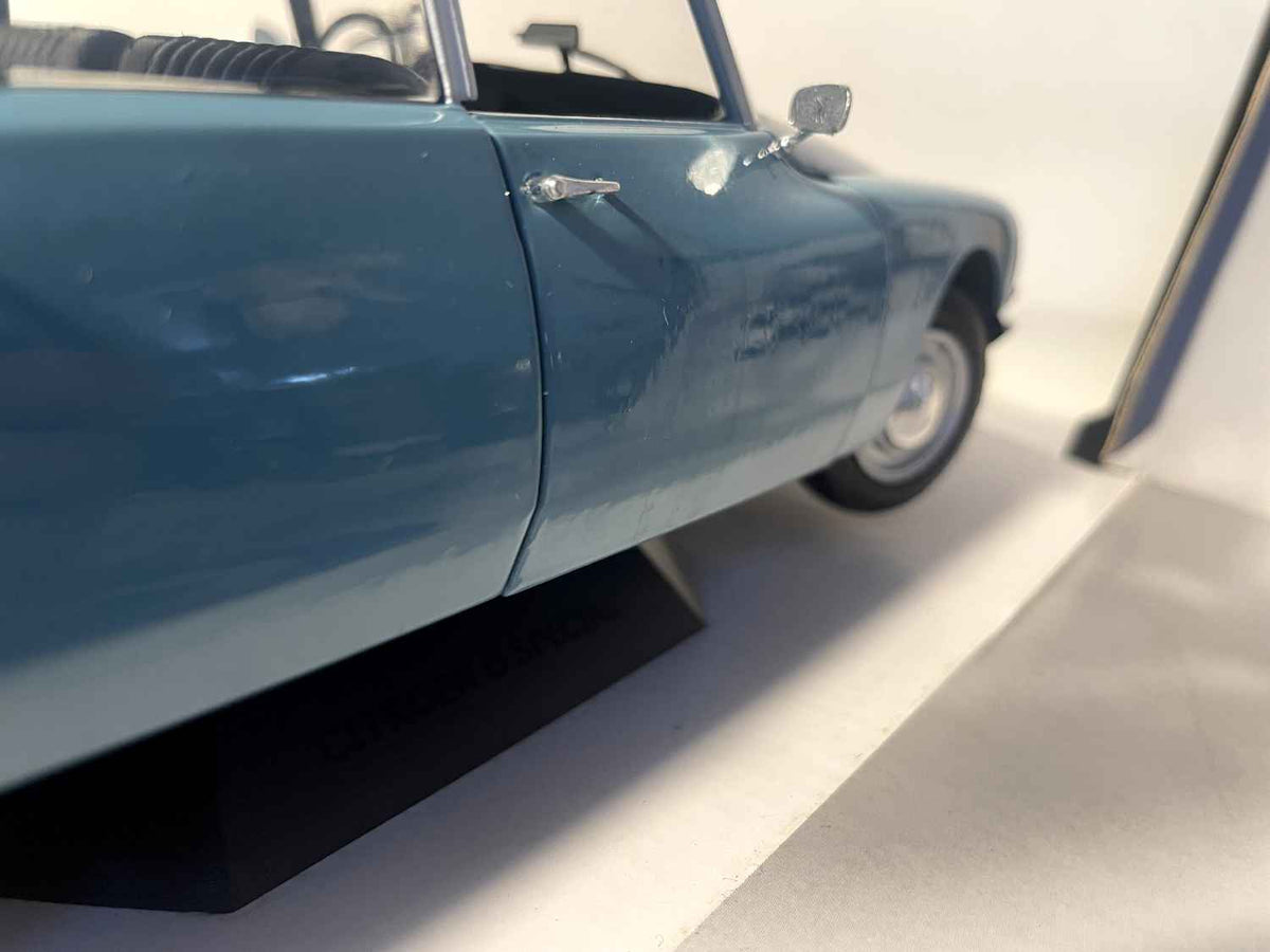 Citroën D speciaal blauw-wit dak (schaal 1/18) - Solido