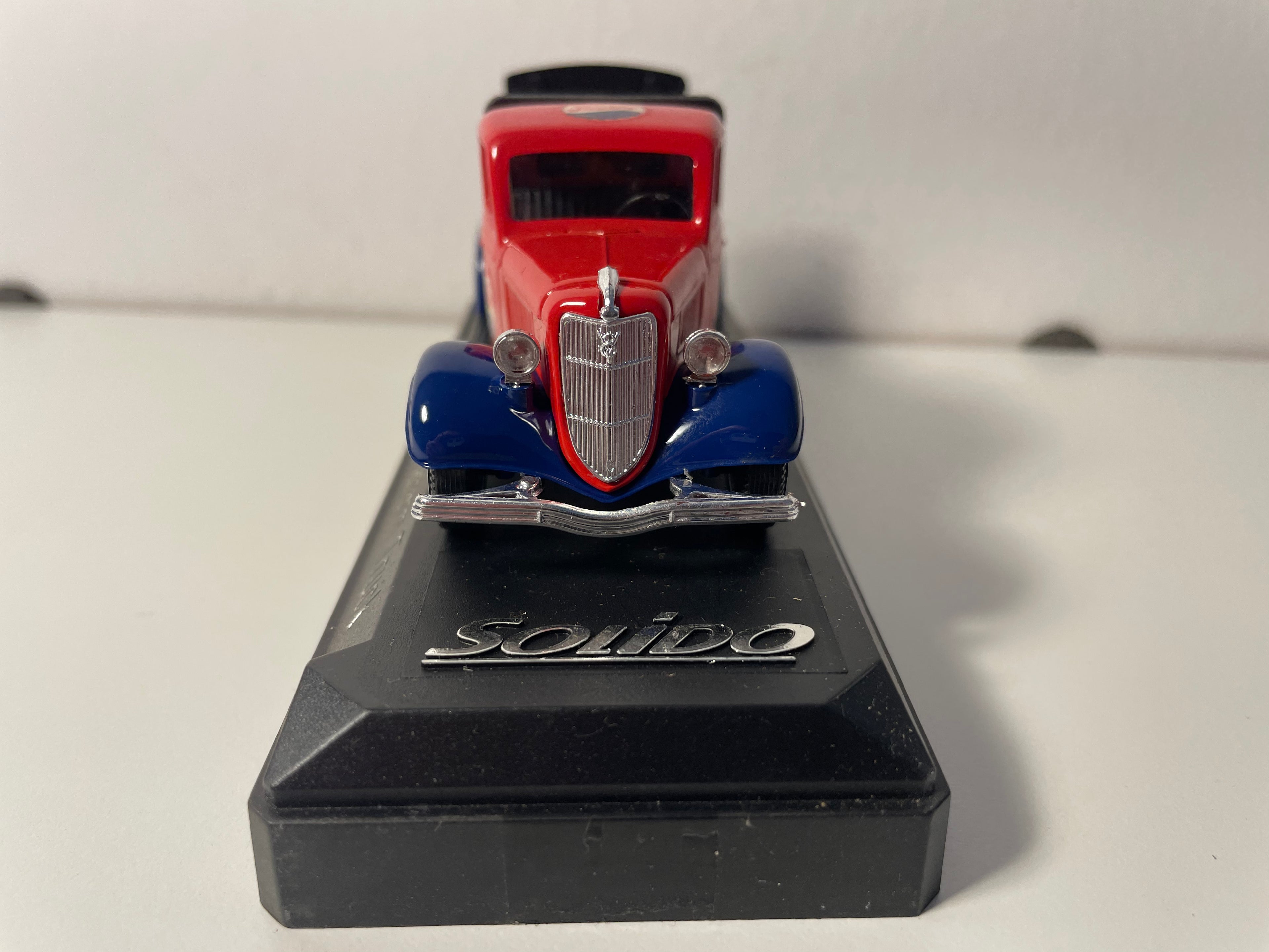 Ford V8 Platform Truck niebieski, czerwony i czarny z reklamą PEPSI-COLA - Solido numer 99059
