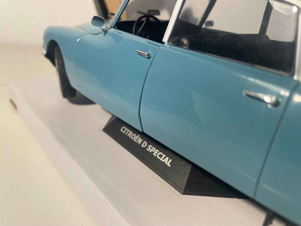 Citroën D speciaal blauw-wit dak (schaal 1/18) - Solido